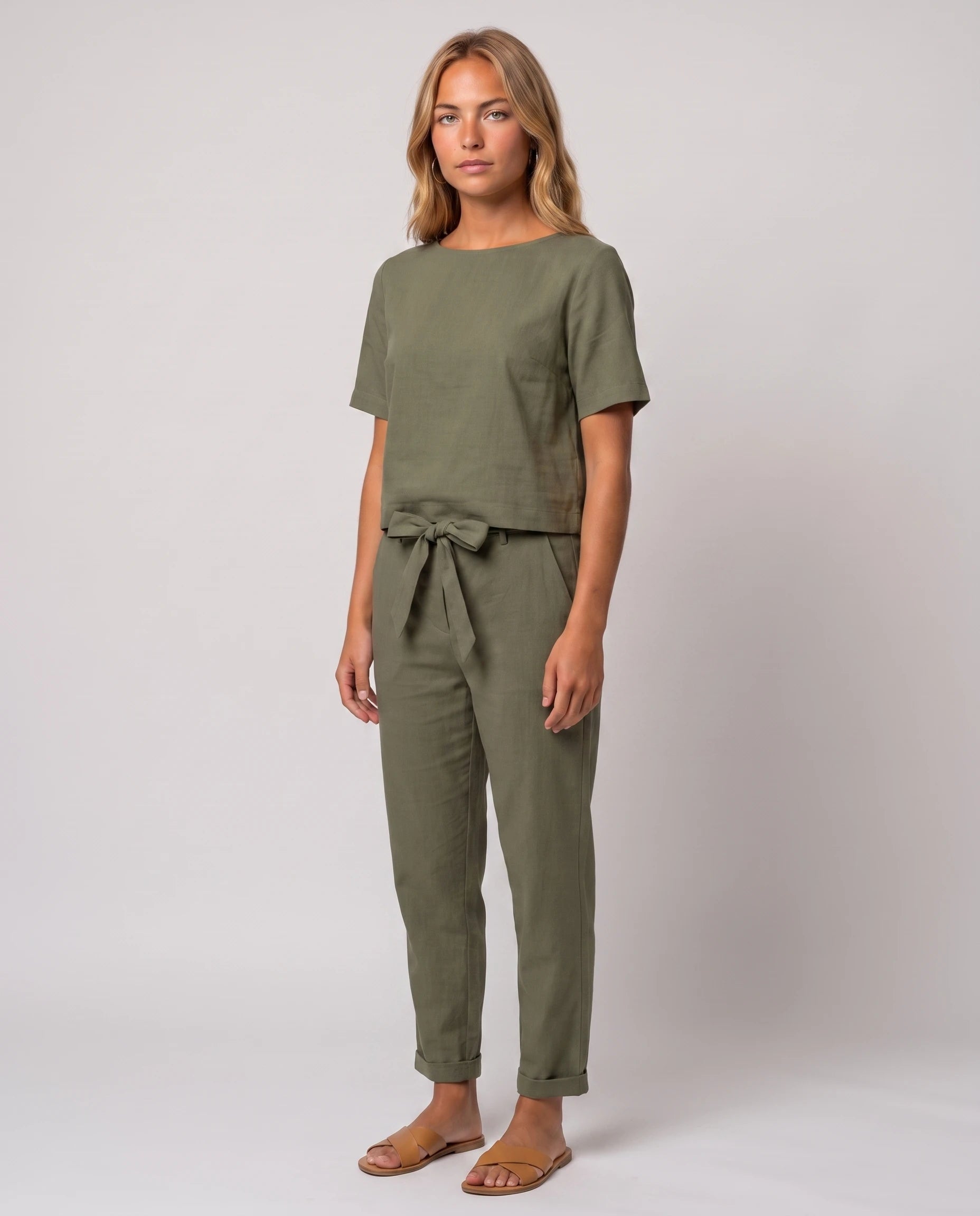 Ensemble en lin Éliane Vert Olive — vue trois-quarts