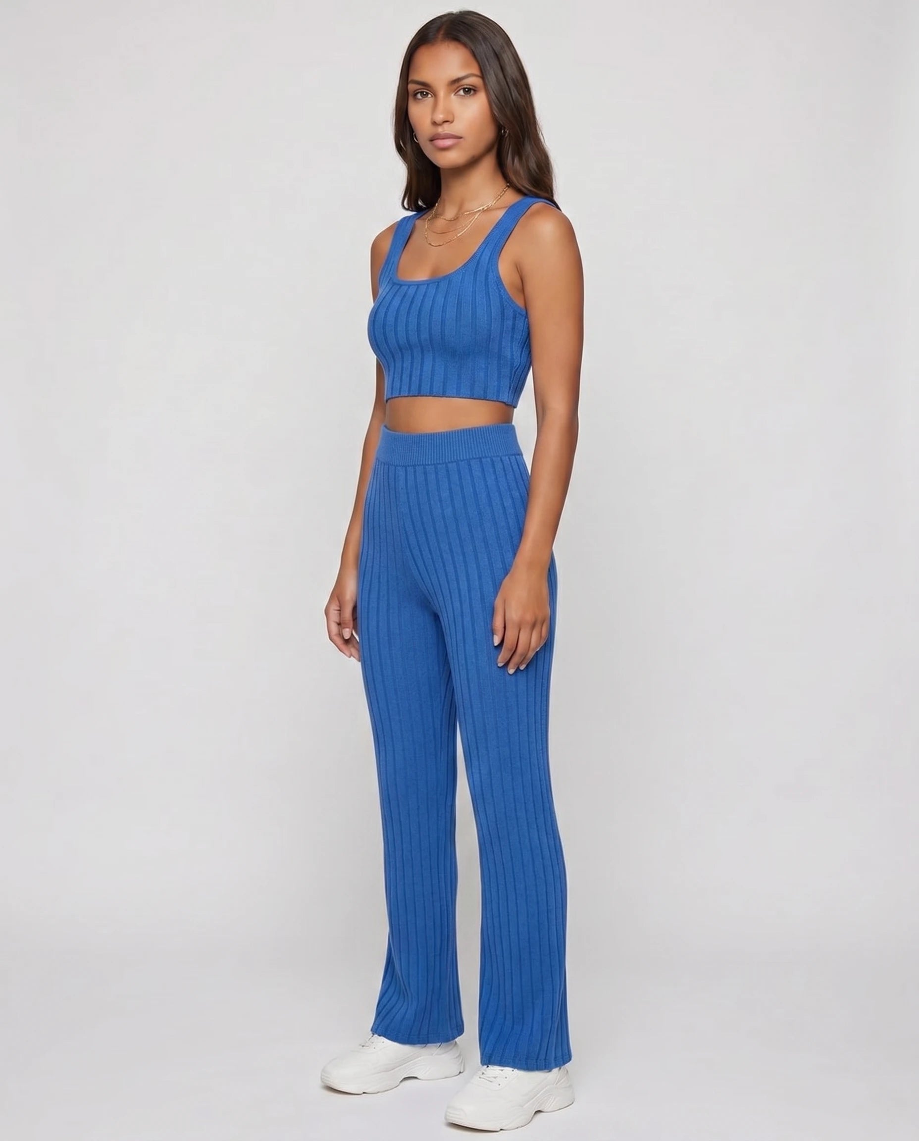 Ensemble top court et pantalon en maille cotelee Bleu Cobalt vue trois-quarts studio - Elvire | Zolena
