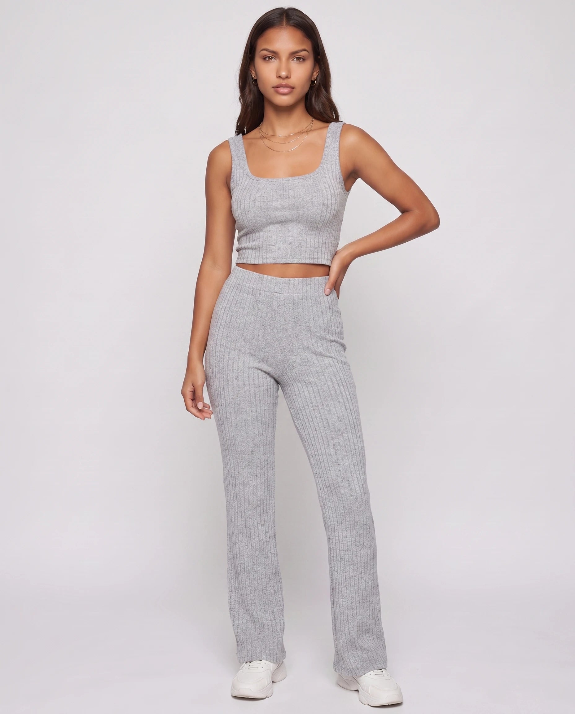 Ensemble top court et pantalon en maille cotelee Gris Chiné vue trois-quarts studio - Elvire | Zolena