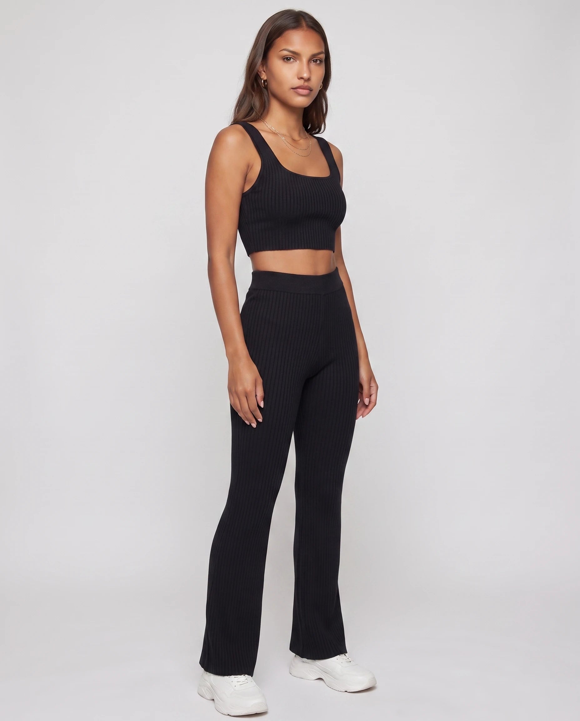 Ensemble top court et pantalon en maille cotelee Noir vue trois-quarts studio - Elvire | Zolena