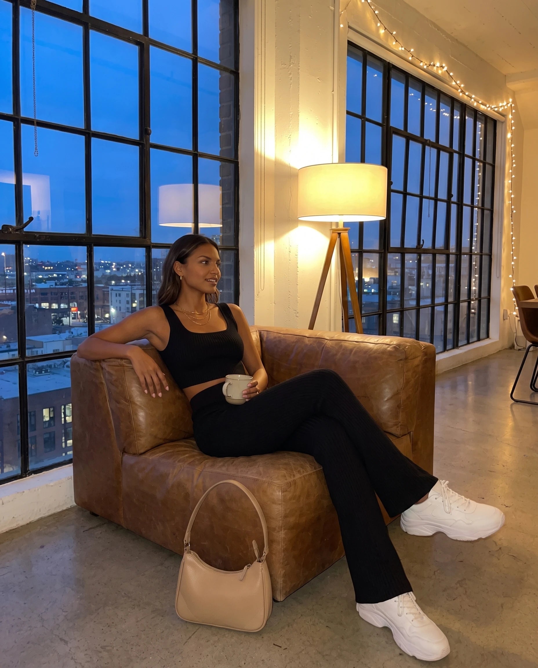 Ensemble top court et pantalon en maille cotelee Noir portee dans un loft moderne le soir - Elvire | Zolena