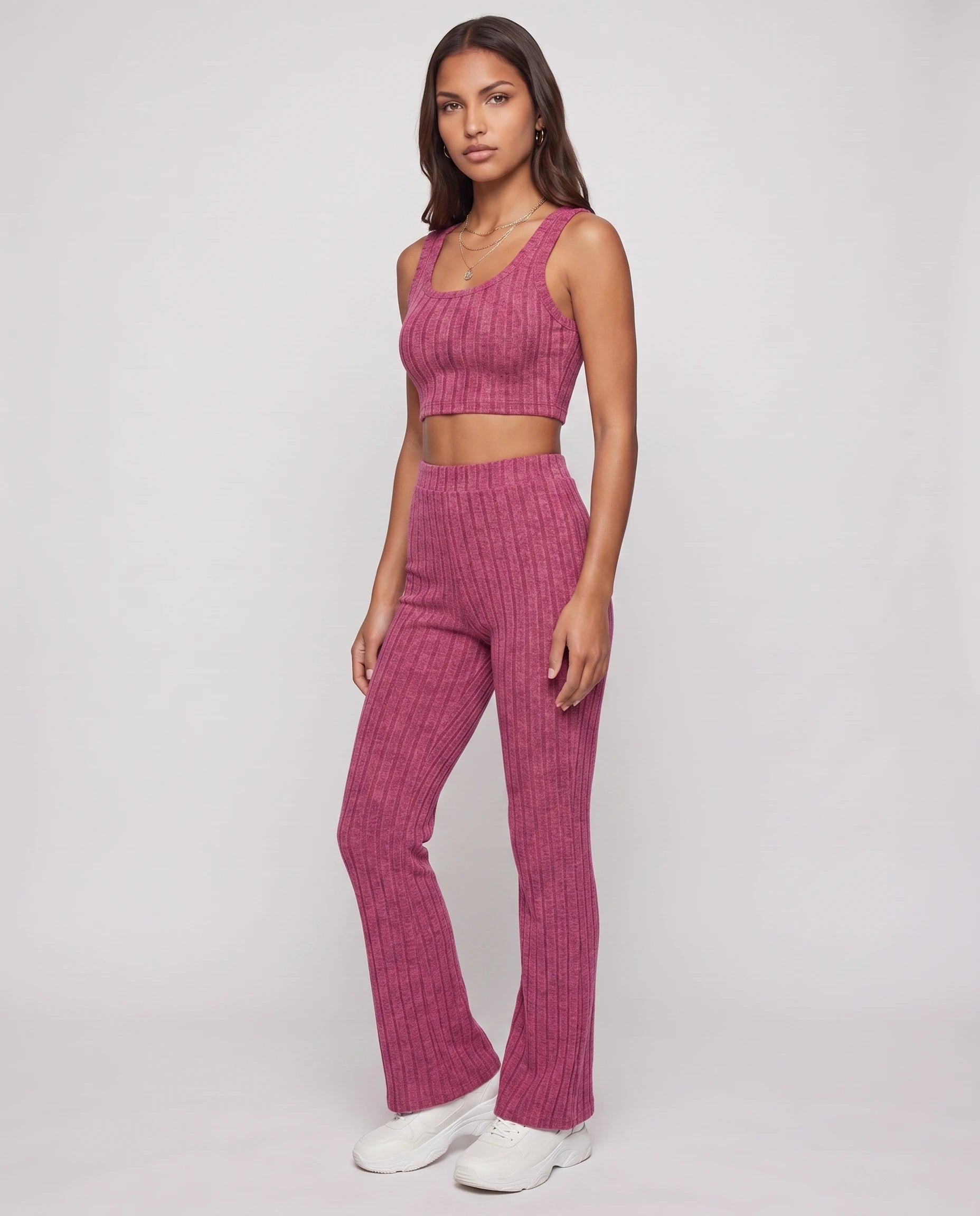 Ensemble top court et pantalon en maille cotelee Rose Framboise vue trois-quarts studio - Elvire | Zolena