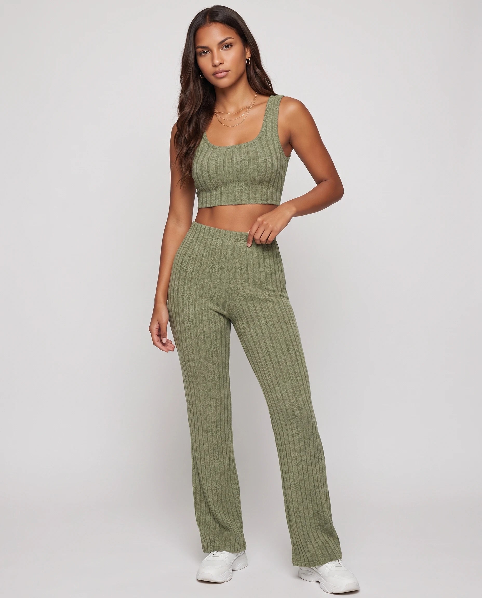 Ensemble top court et pantalon en maille cotelee Vert Sauge vue de face studio - Elvire | Zolena