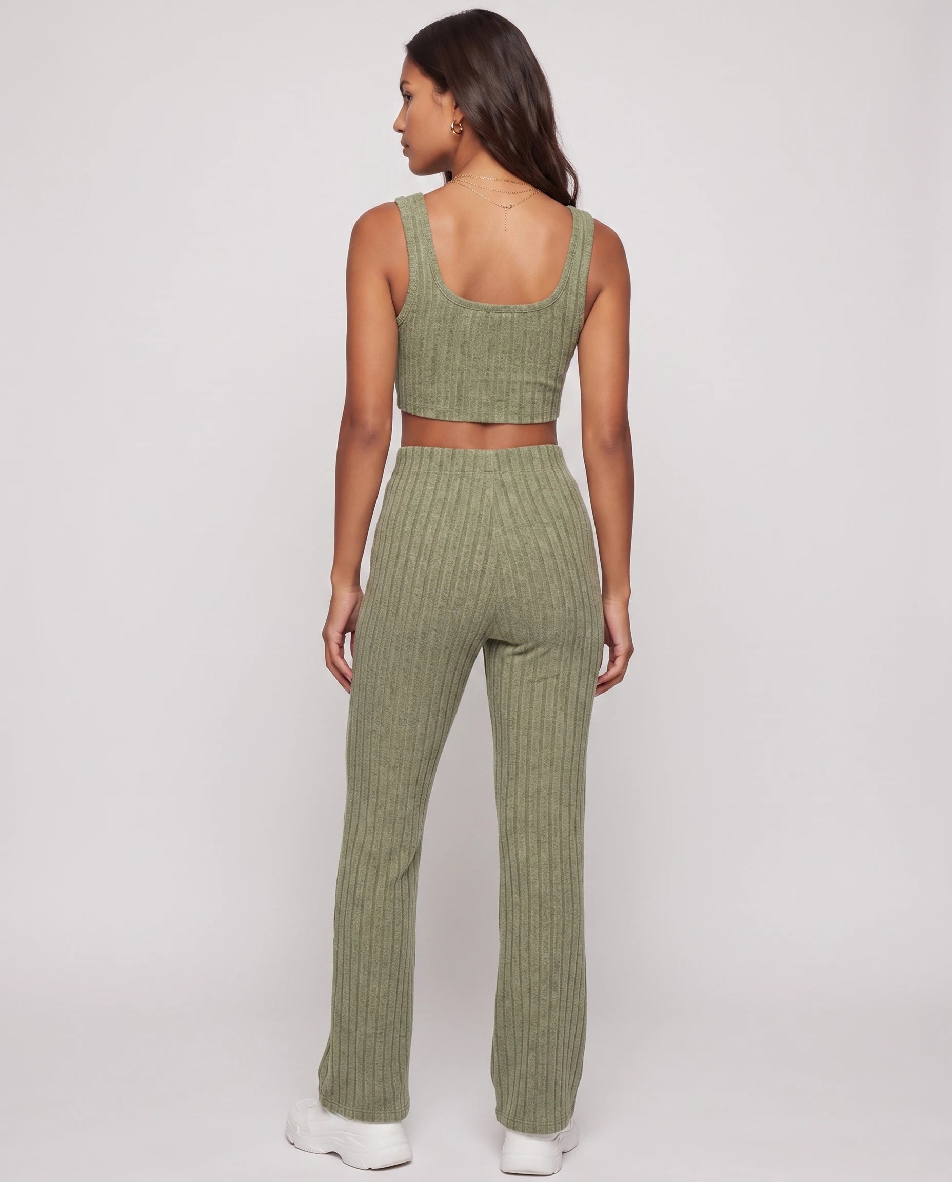 Ensemble top court et pantalon en maille cotelee Vert Sauge vue de dos studio - Elvire | Zolena