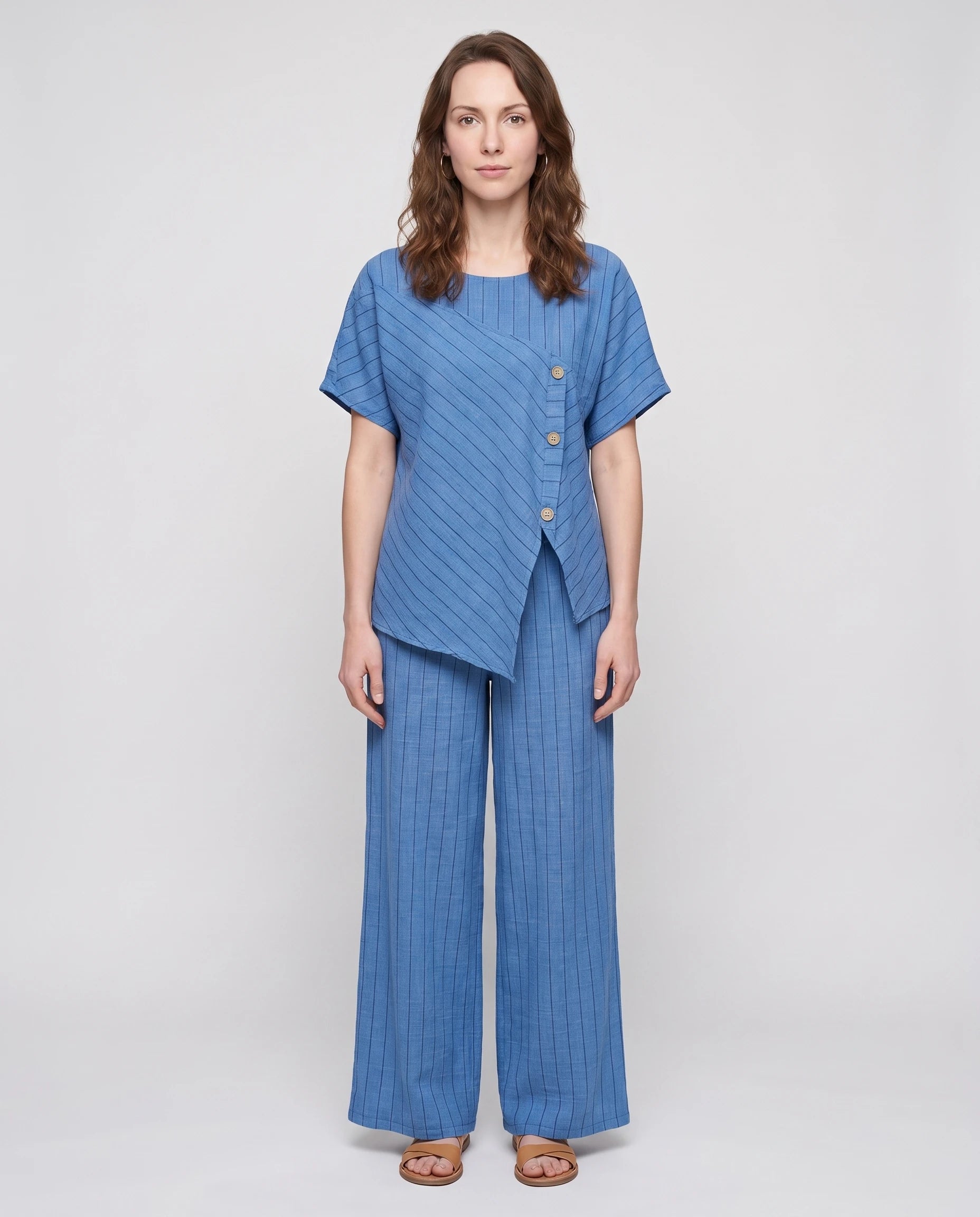 Ensemble top raye asymetrique et pantalon large Bleu vue de face studio - Amandine | Zolena