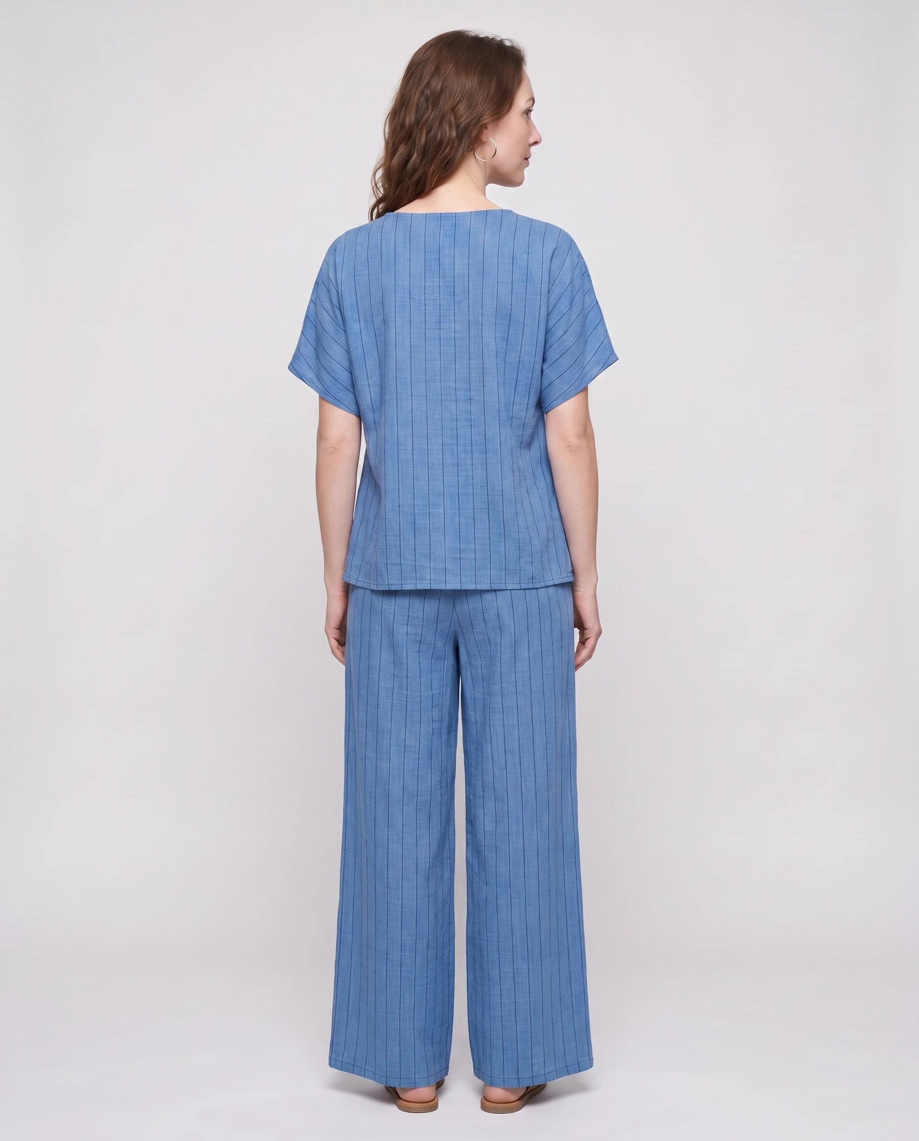 Ensemble top raye asymetrique et pantalon large Bleu vue de dos studio - Amandine | Zolena