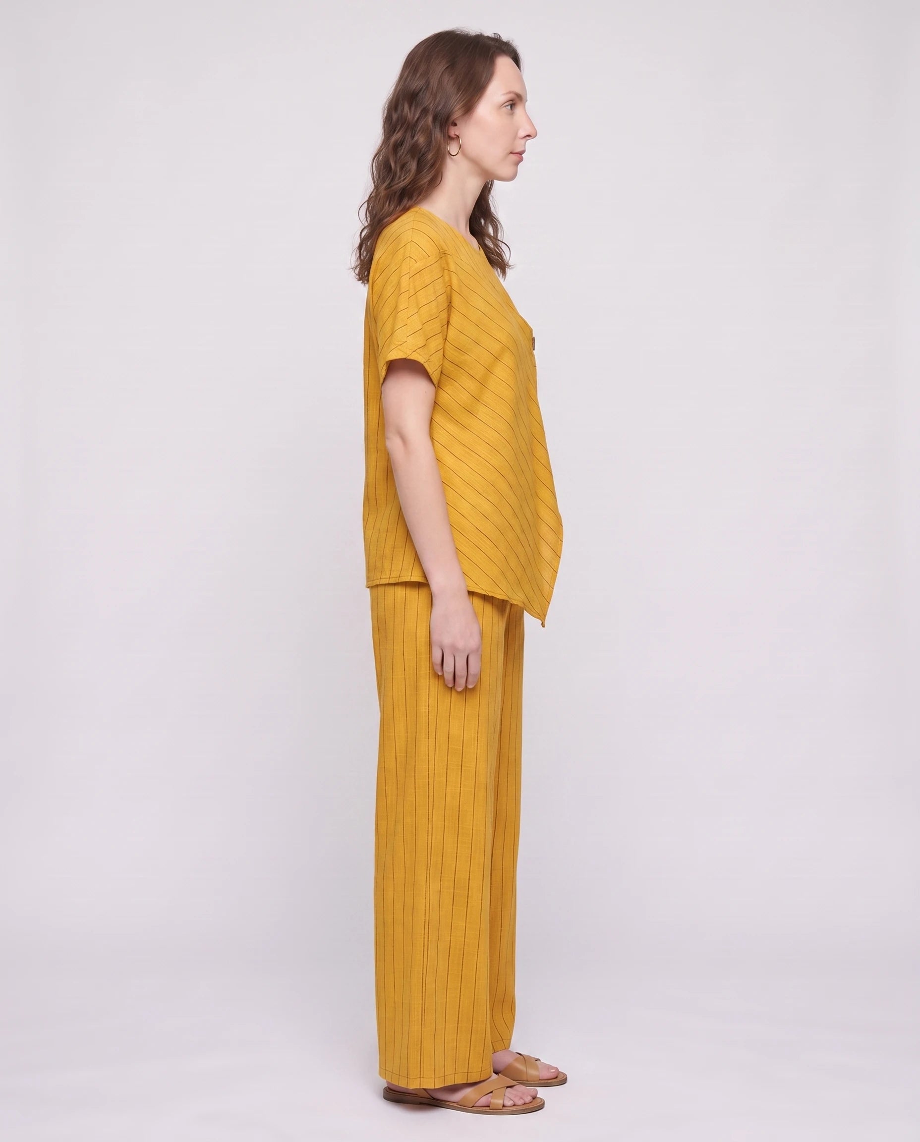 Ensemble top raye asymetrique et pantalon large Jaune vue de profil studio - Amandine | Zolena