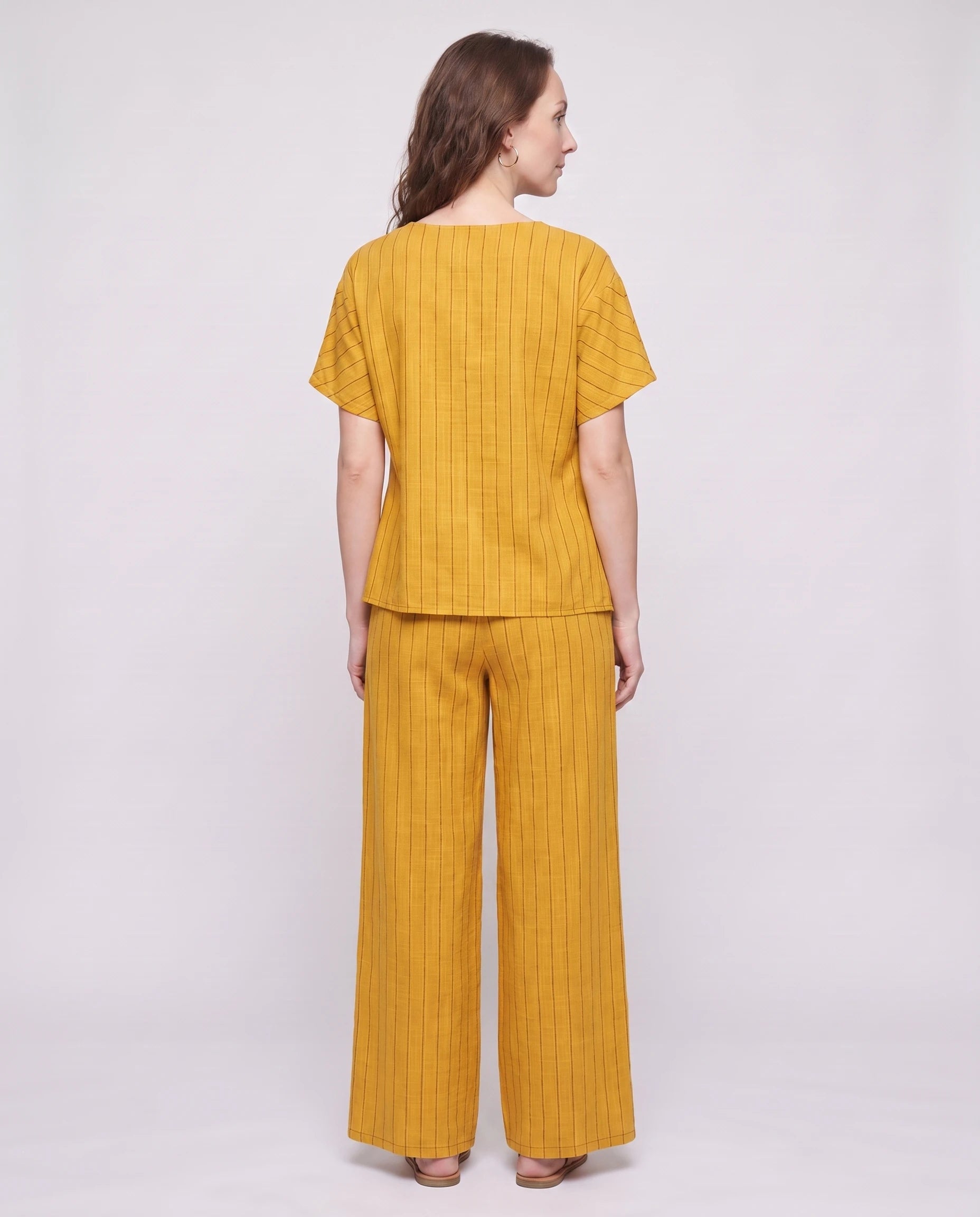 Ensemble top raye asymetrique et pantalon large Jaune vue de dos studio - Amandine | Zolena