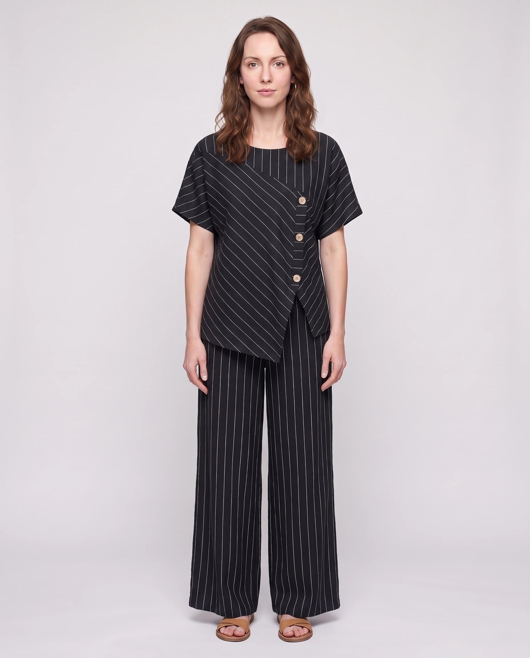 Ensemble top raye asymetrique et pantalon large Noir vue de face studio - Amandine | Zolena