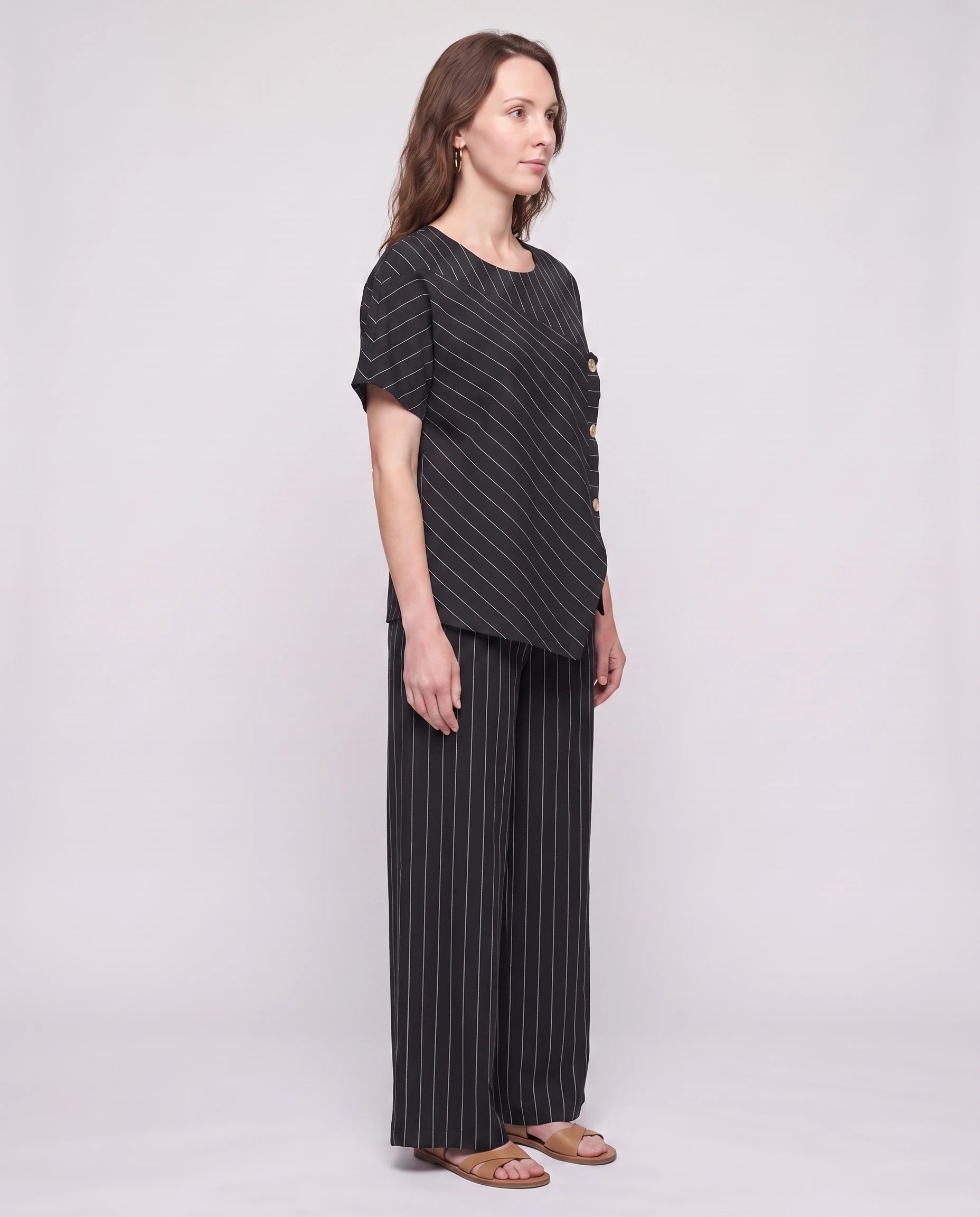 Ensemble top raye asymetrique et pantalon large Noir vue de profil studio - Amandine | Zolena