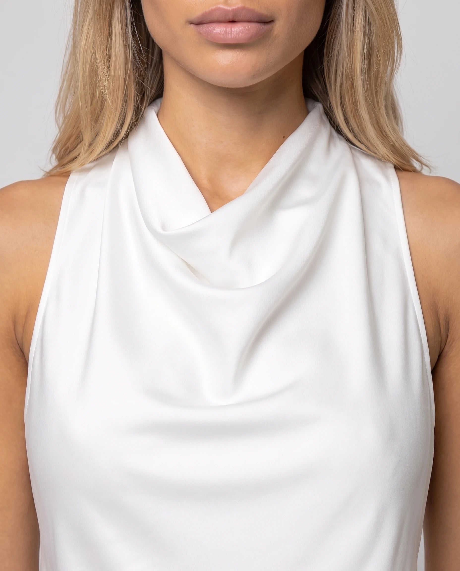 Ensemble top satin dos nu et pantalon large Vinciane — Blanc — détail col bénitier