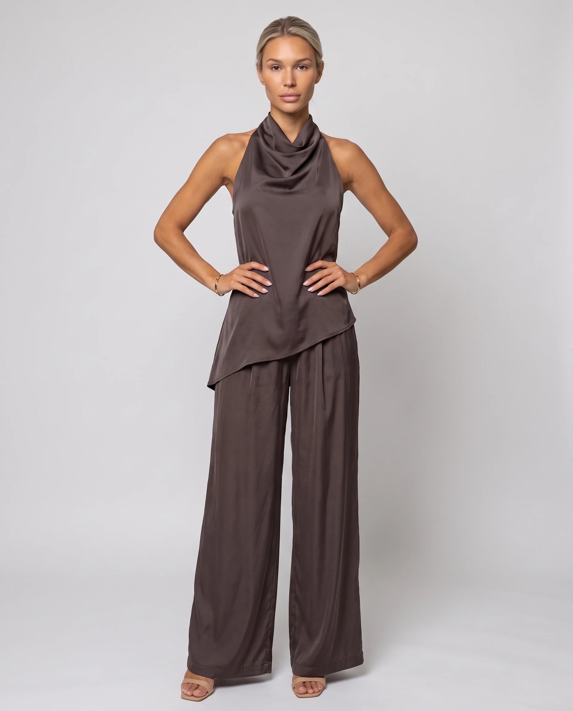 Ensemble top satin dos nu et pantalon large Vinciane — Café — vue face studio