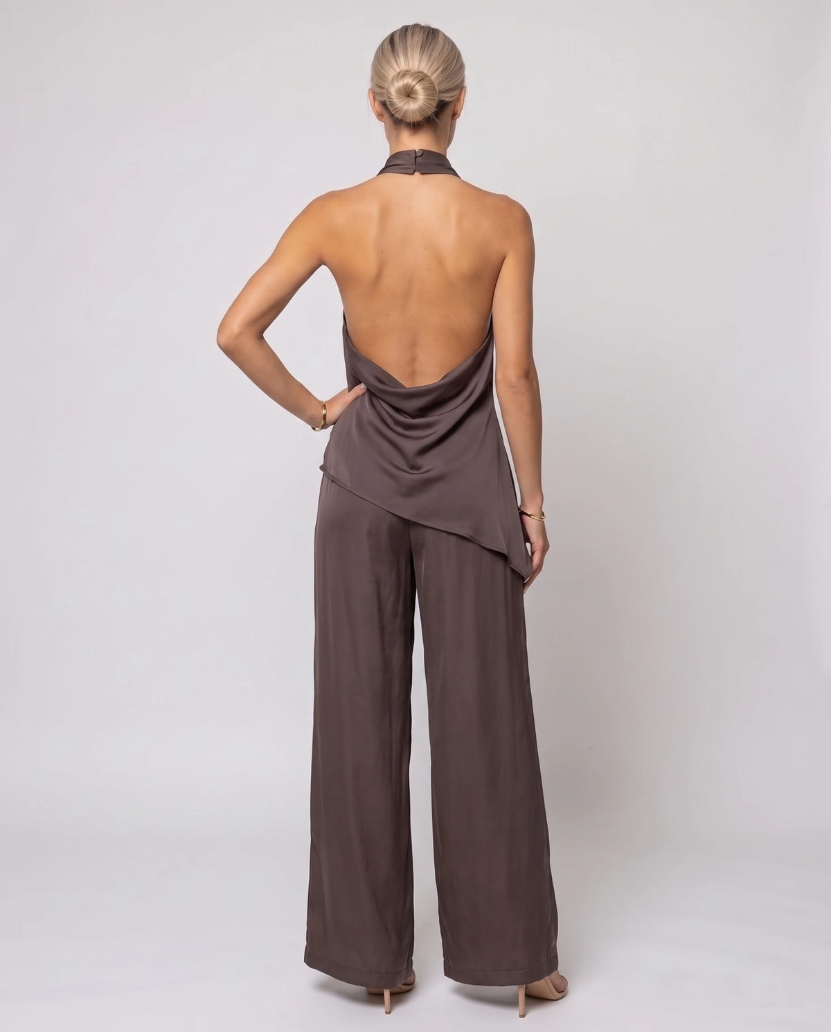 Ensemble top satin dos nu et pantalon large Vinciane — Café — vue dos nu drapé