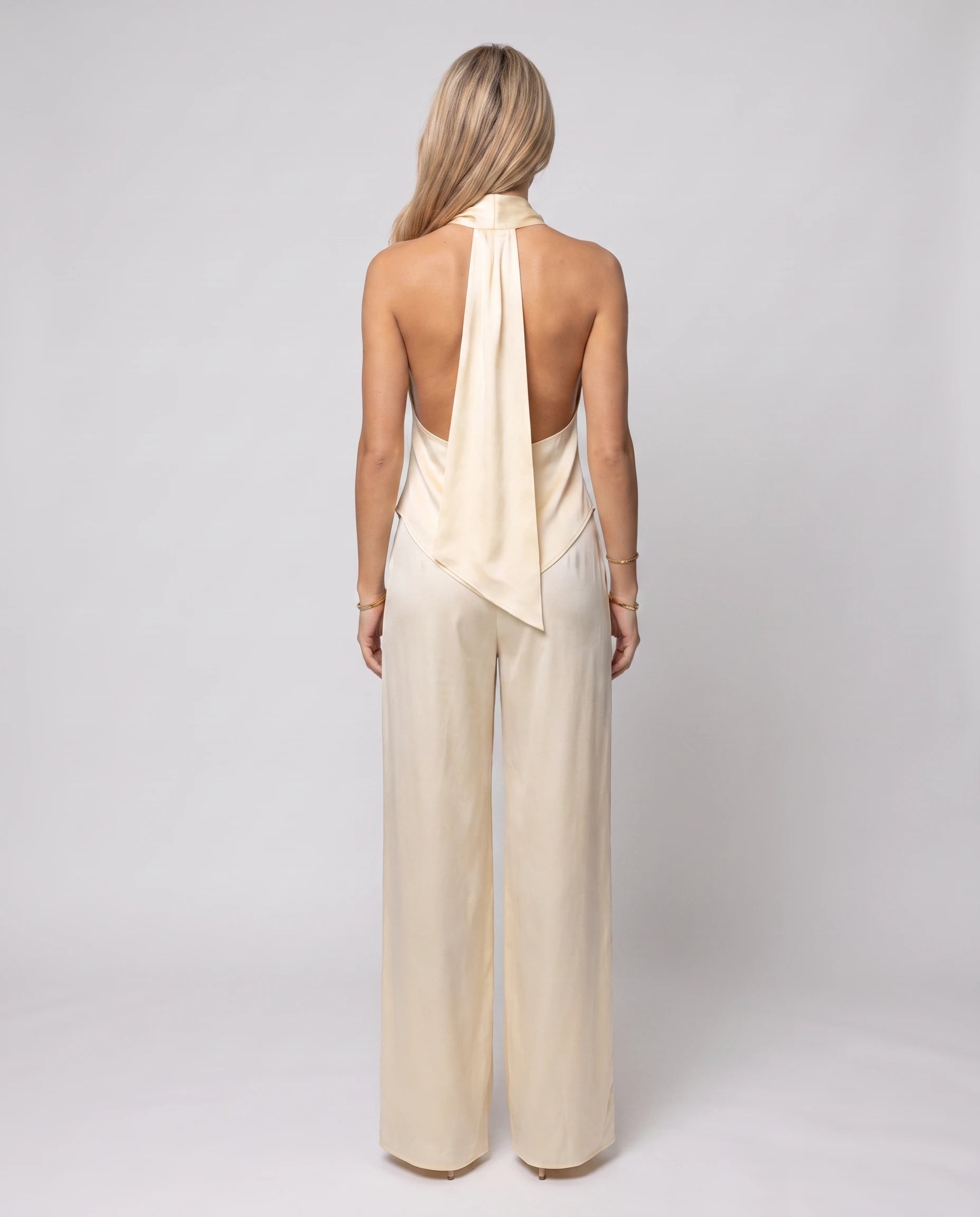 Ensemble top satin dos nu et pantalon large Vinciane — Jaune Pâle — vue dos nu drapé