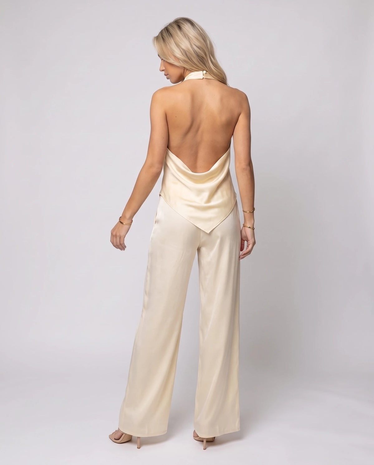 Ensemble top satin dos nu et pantalon large Vinciane — Jaune Pâle — vue dos nu drapé