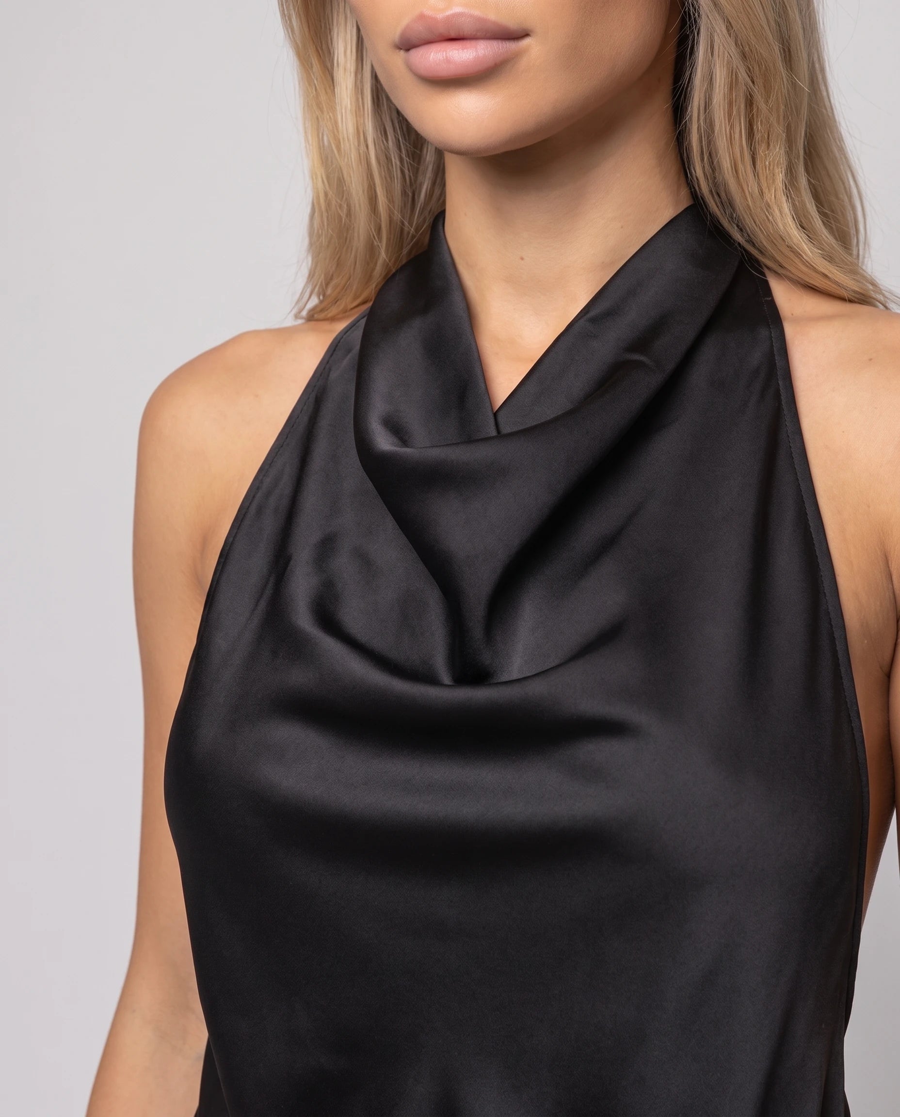 Ensemble top satin dos nu et pantalon large Vinciane — Noir — détail col bénitier