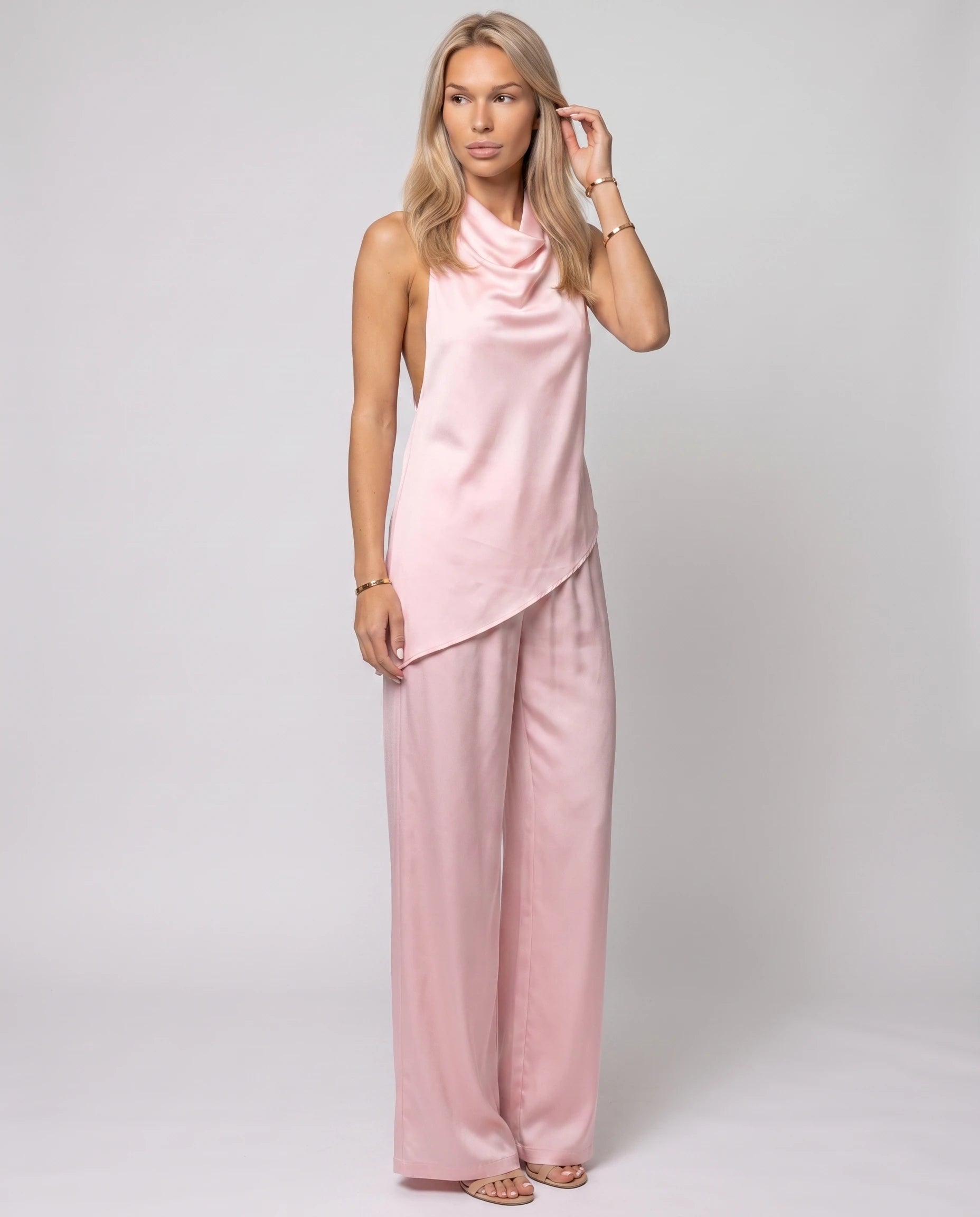 Ensemble top satin dos nu et pantalon large Vinciane — Rose — vue studio pose