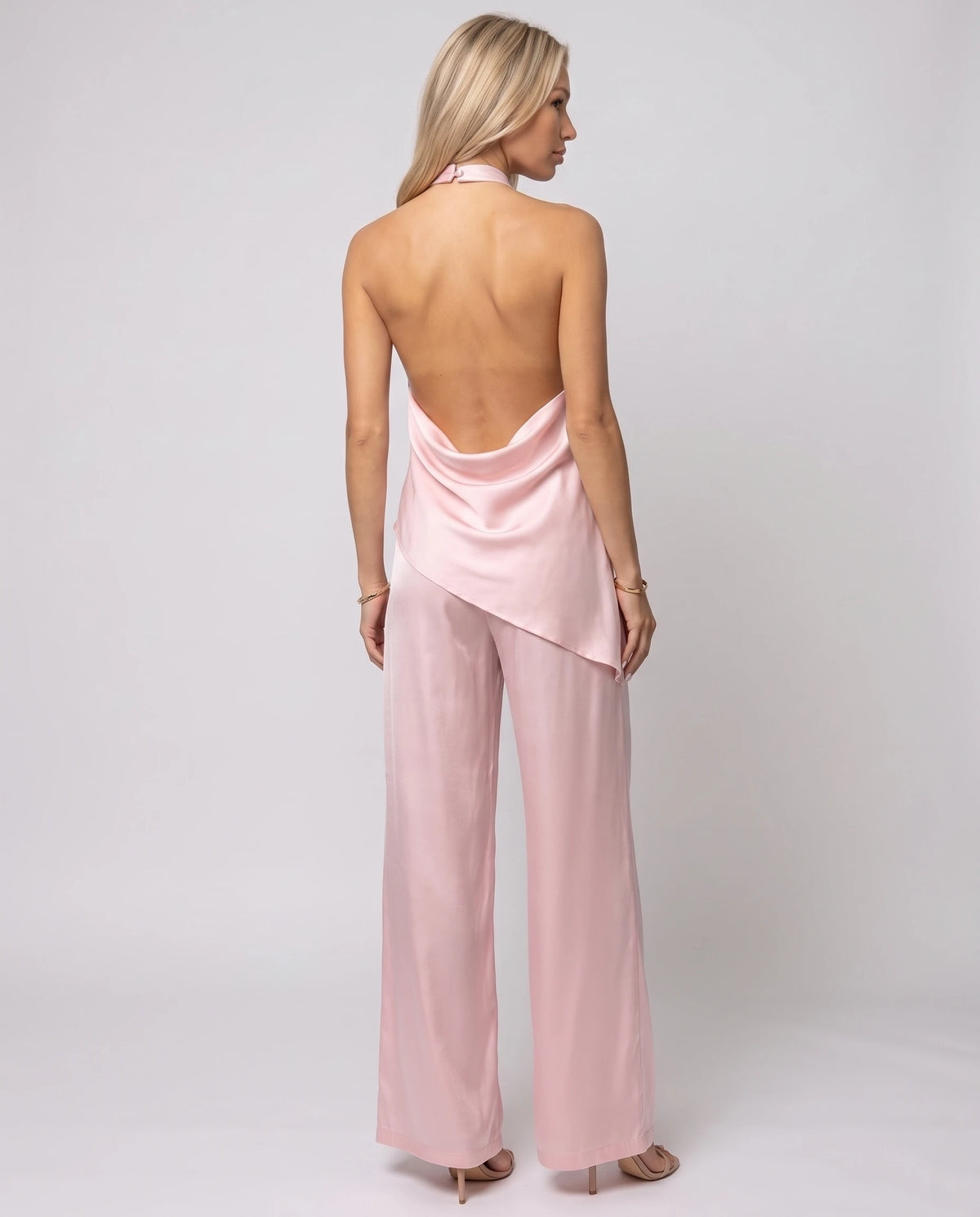 Ensemble top satin dos nu et pantalon large Vinciane — Rose — vue dos nu drapé