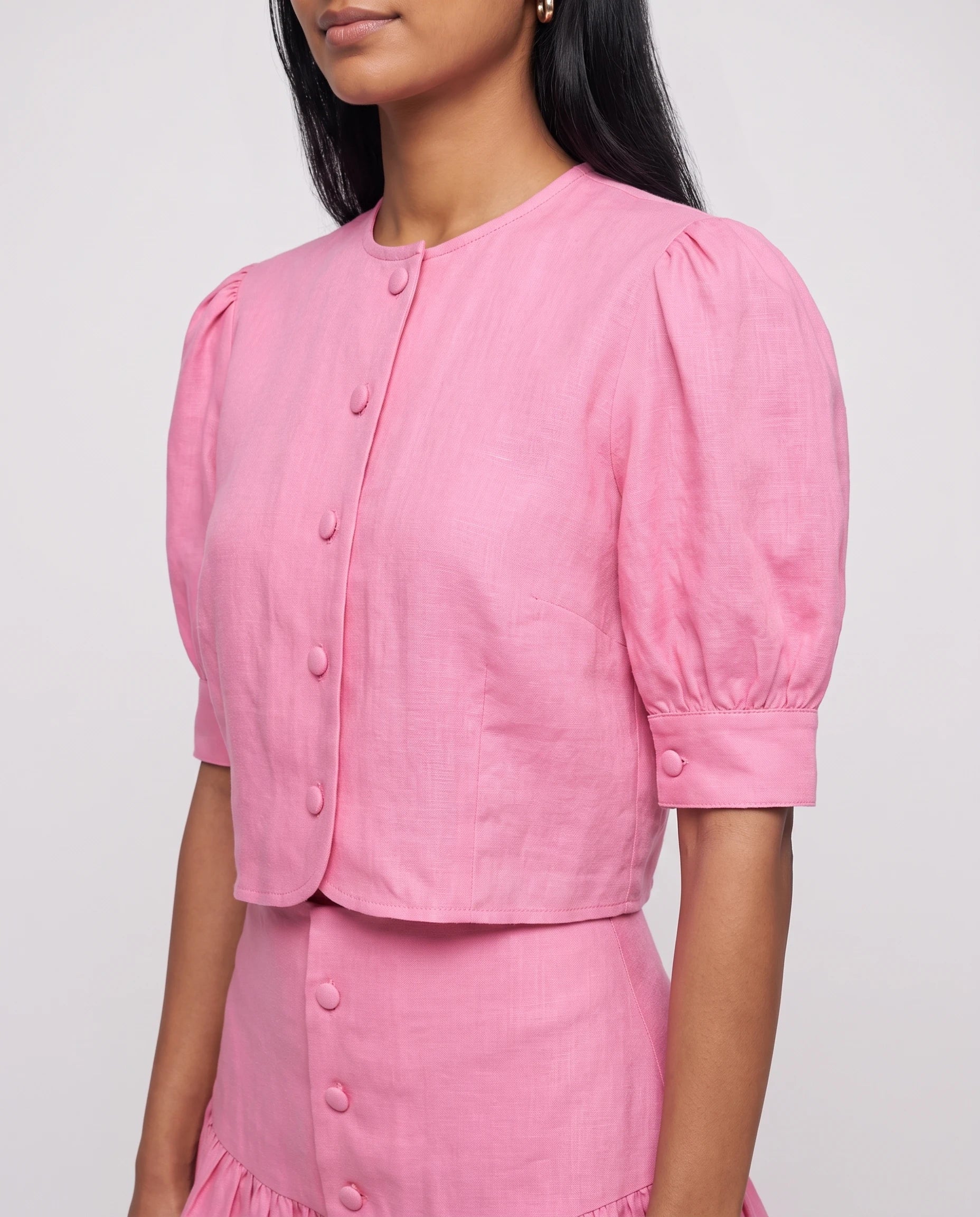 Ensemble jupe-short en lin Rose — détail du top à manches bouffantes