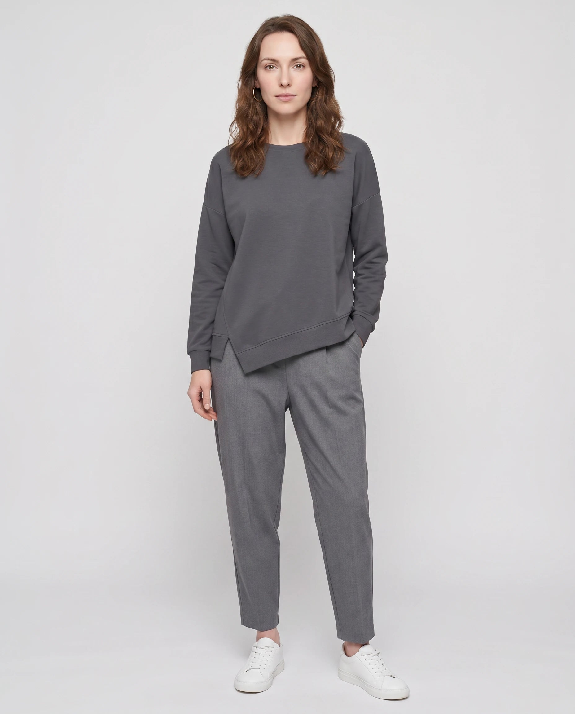 Ensemble sweat asymétrique et pantalon Bénédicte — Gris — vue face studio