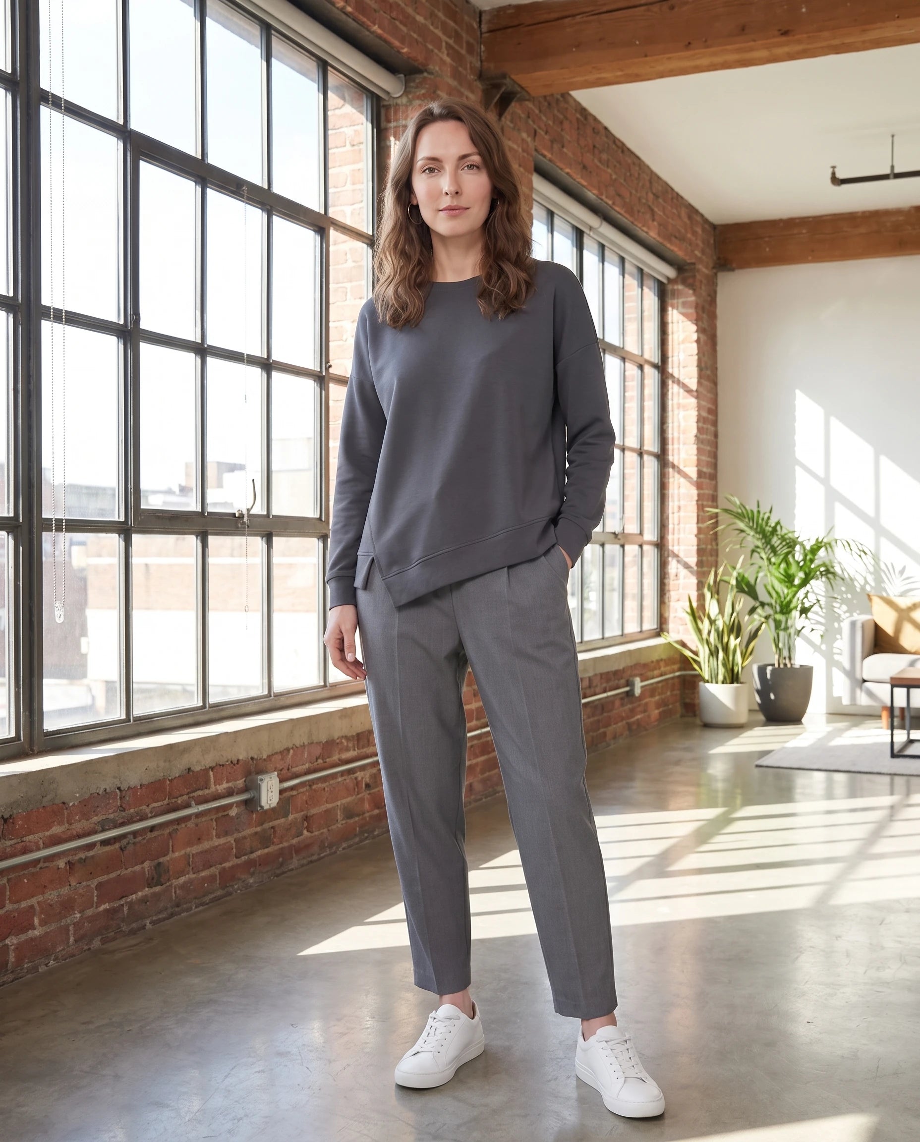 Ensemble sweat asymétrique et pantalon Bénédicte — Gris — portée, lifestyle