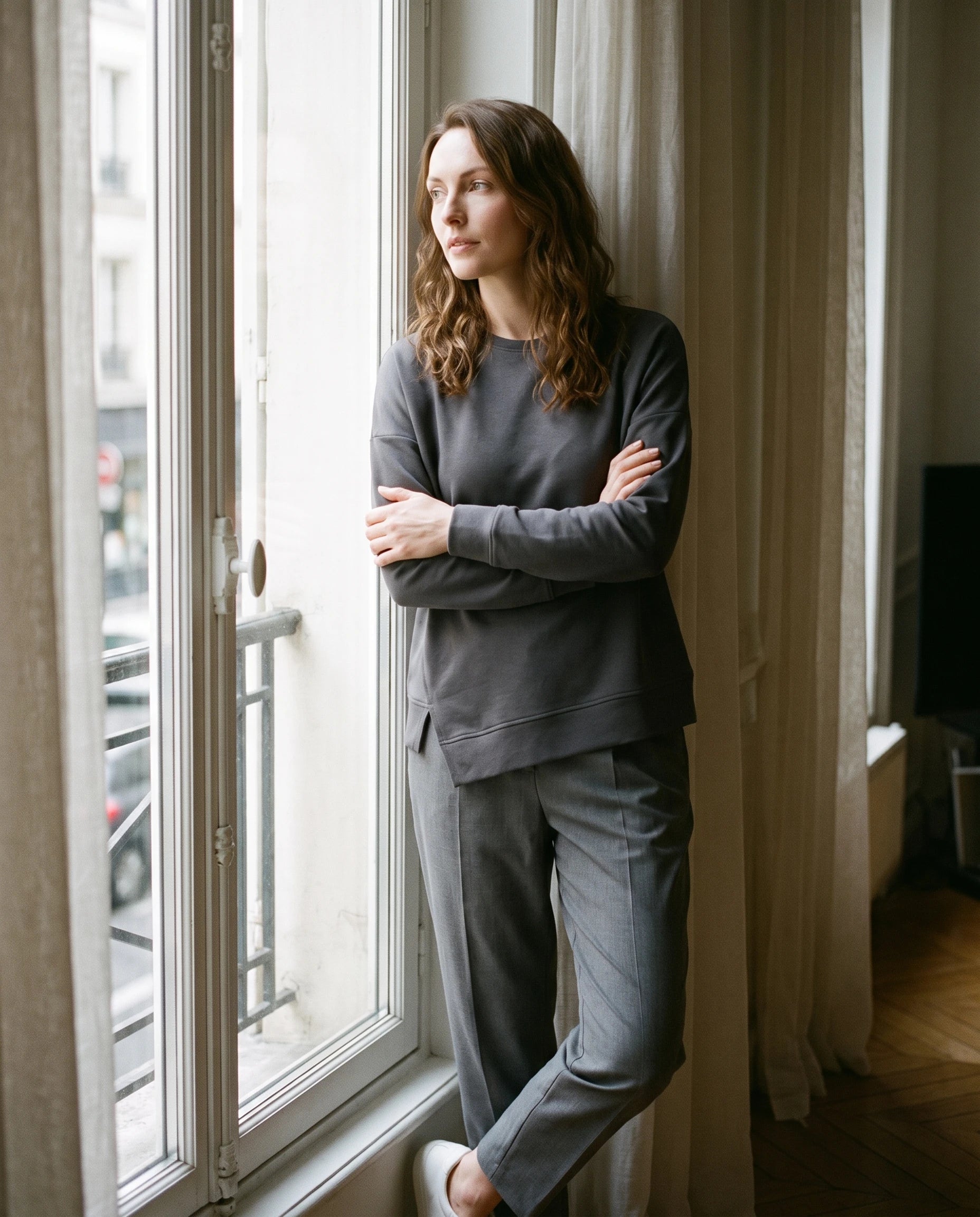 Ensemble sweat asymétrique et pantalon Bénédicte — Gris — portée, lifestyle 2