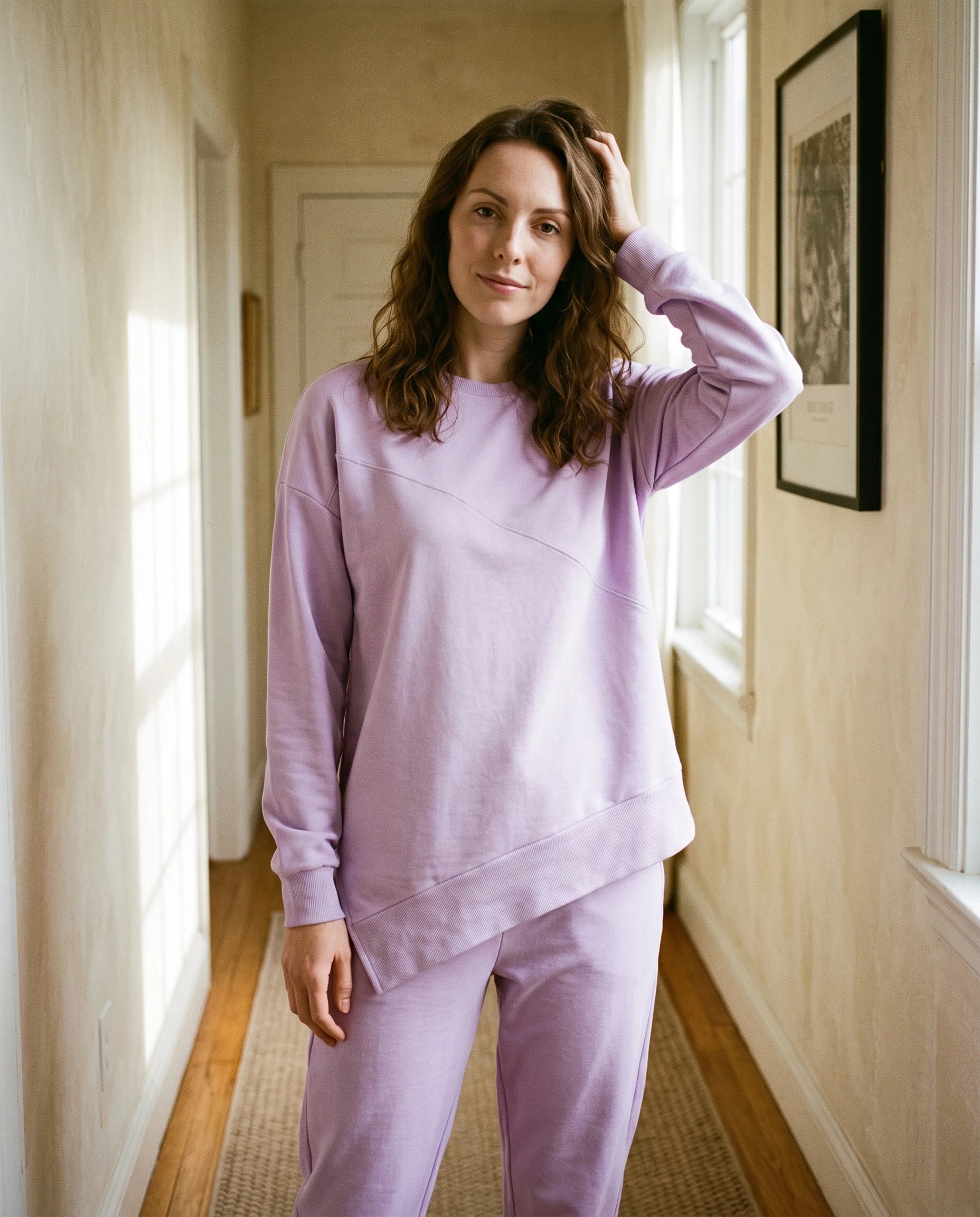 Ensemble sweat asymétrique et pantalon Bénédicte — Lavande — portée, lifestyle 2
