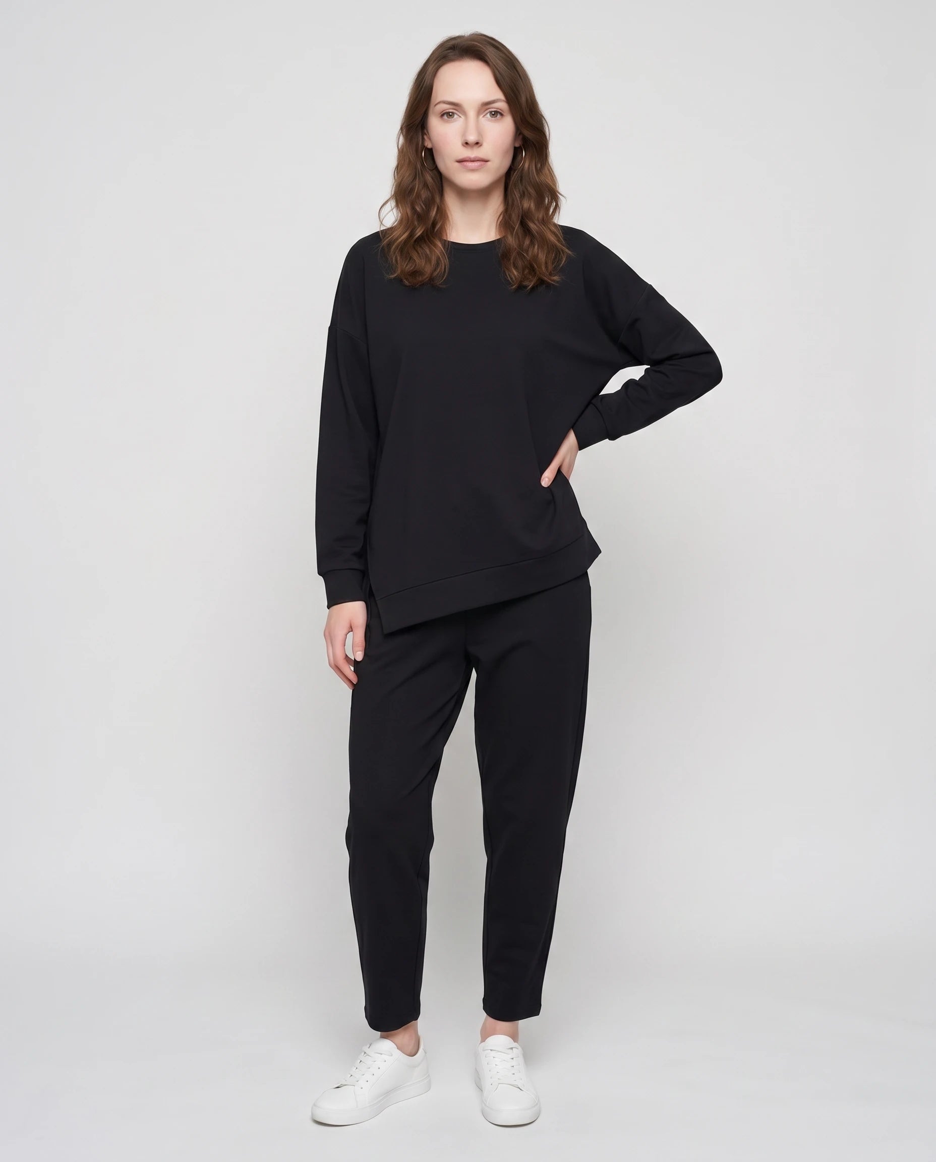Ensemble sweat asymétrique et pantalon Bénédicte — Noir — vue face studio