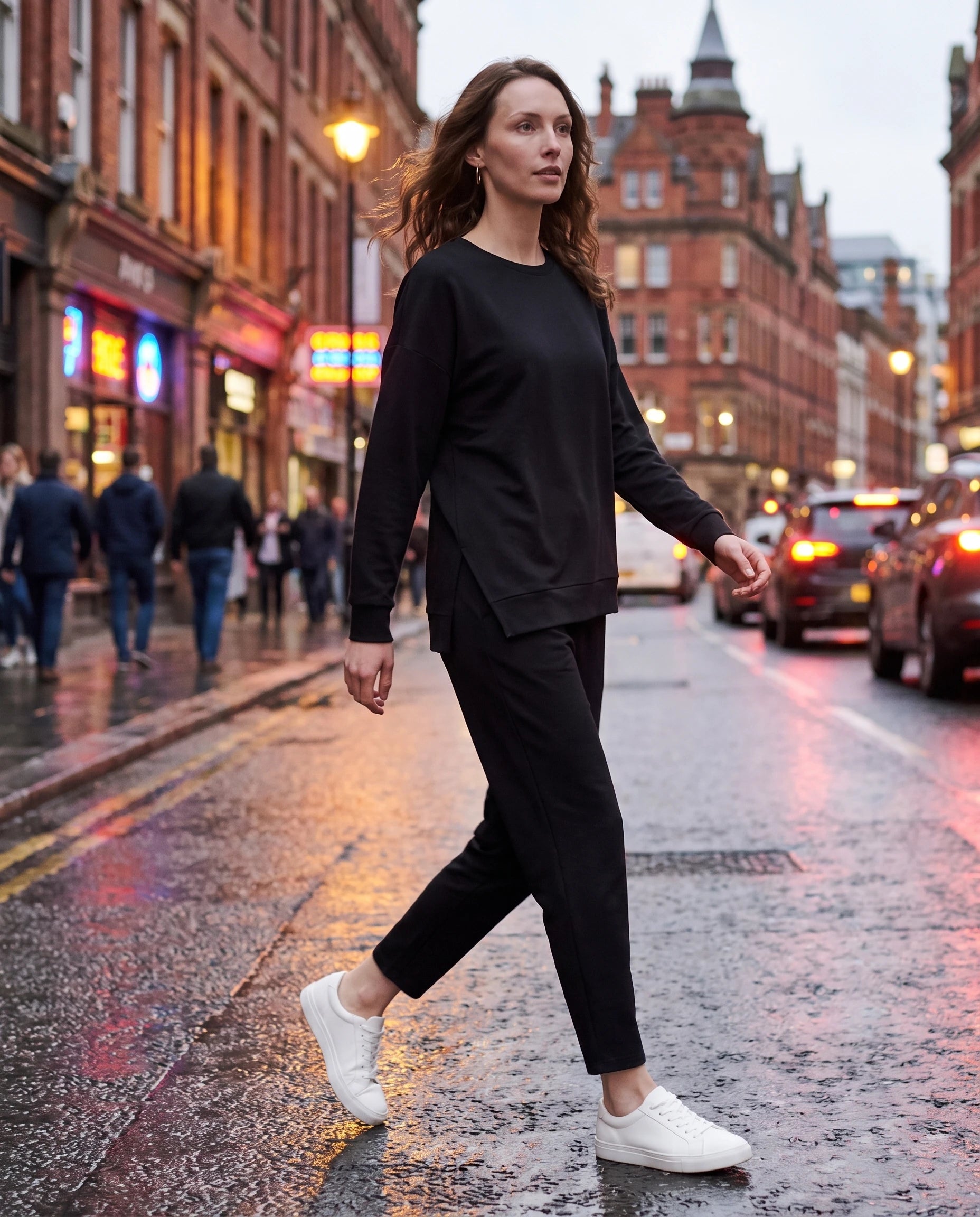 Ensemble sweat asymétrique et pantalon Bénédicte — Noir — portée, lifestyle