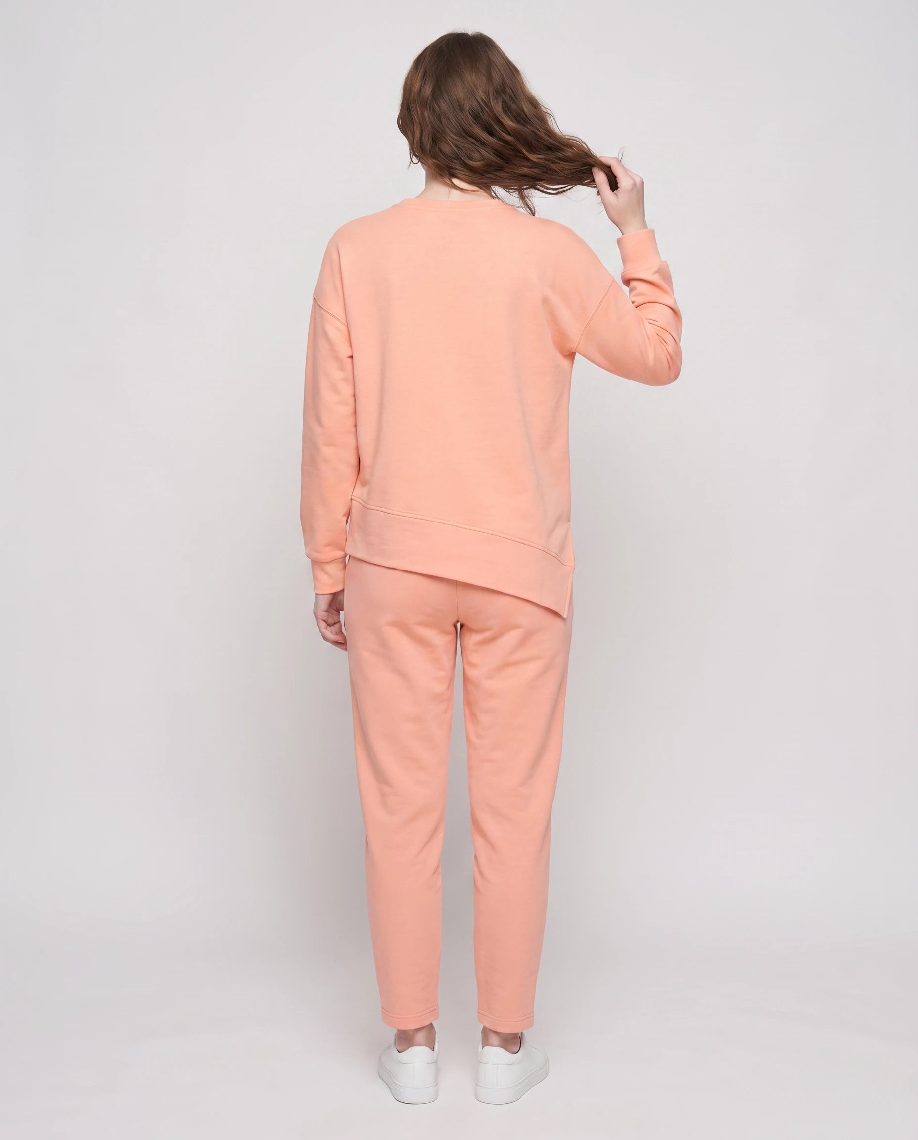Ensemble sweat asymétrique et pantalon Bénédicte — Pêche — vue dos studio