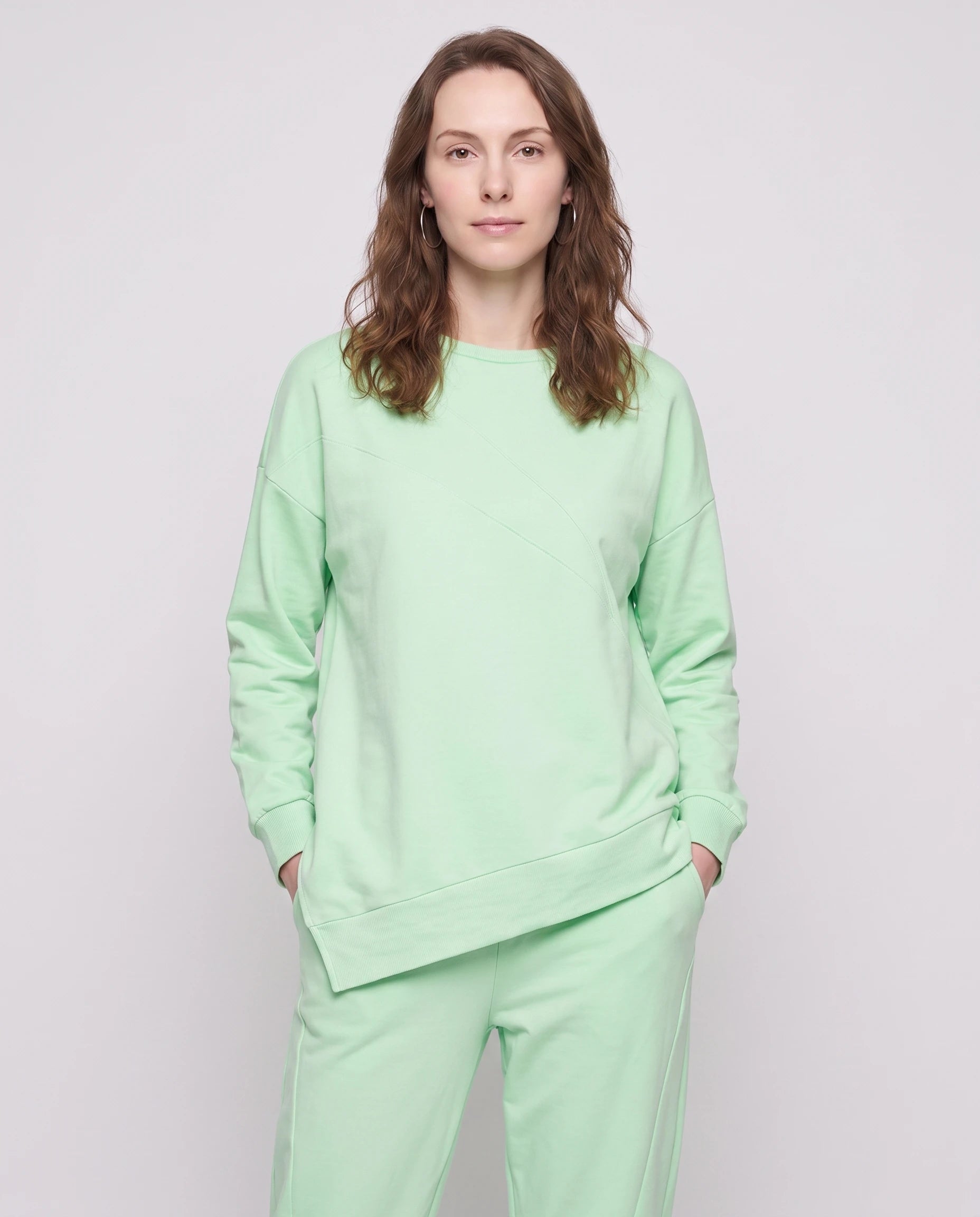 Ensemble sweat asymétrique et pantalon Bénédicte — Vert clair — vue studio pose