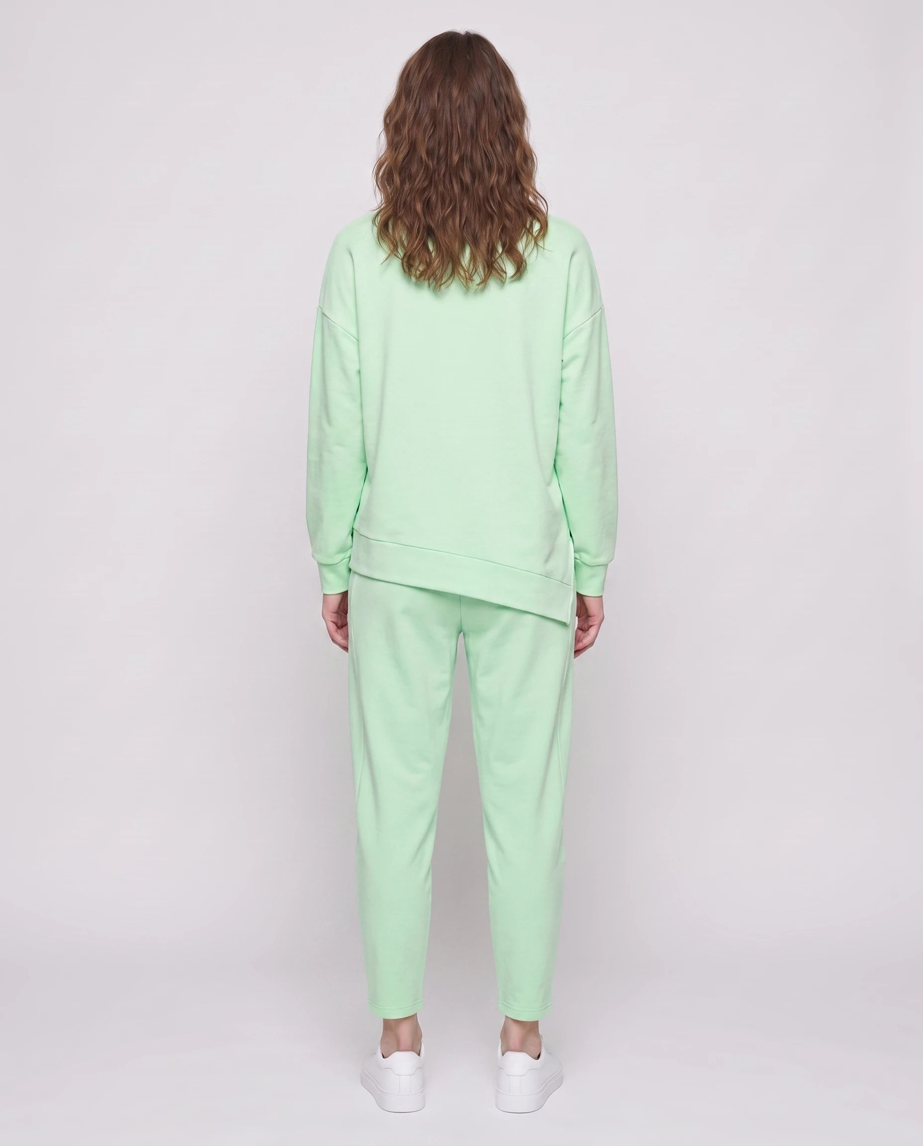 Ensemble sweat asymétrique et pantalon Bénédicte — Vert clair — vue dos studio