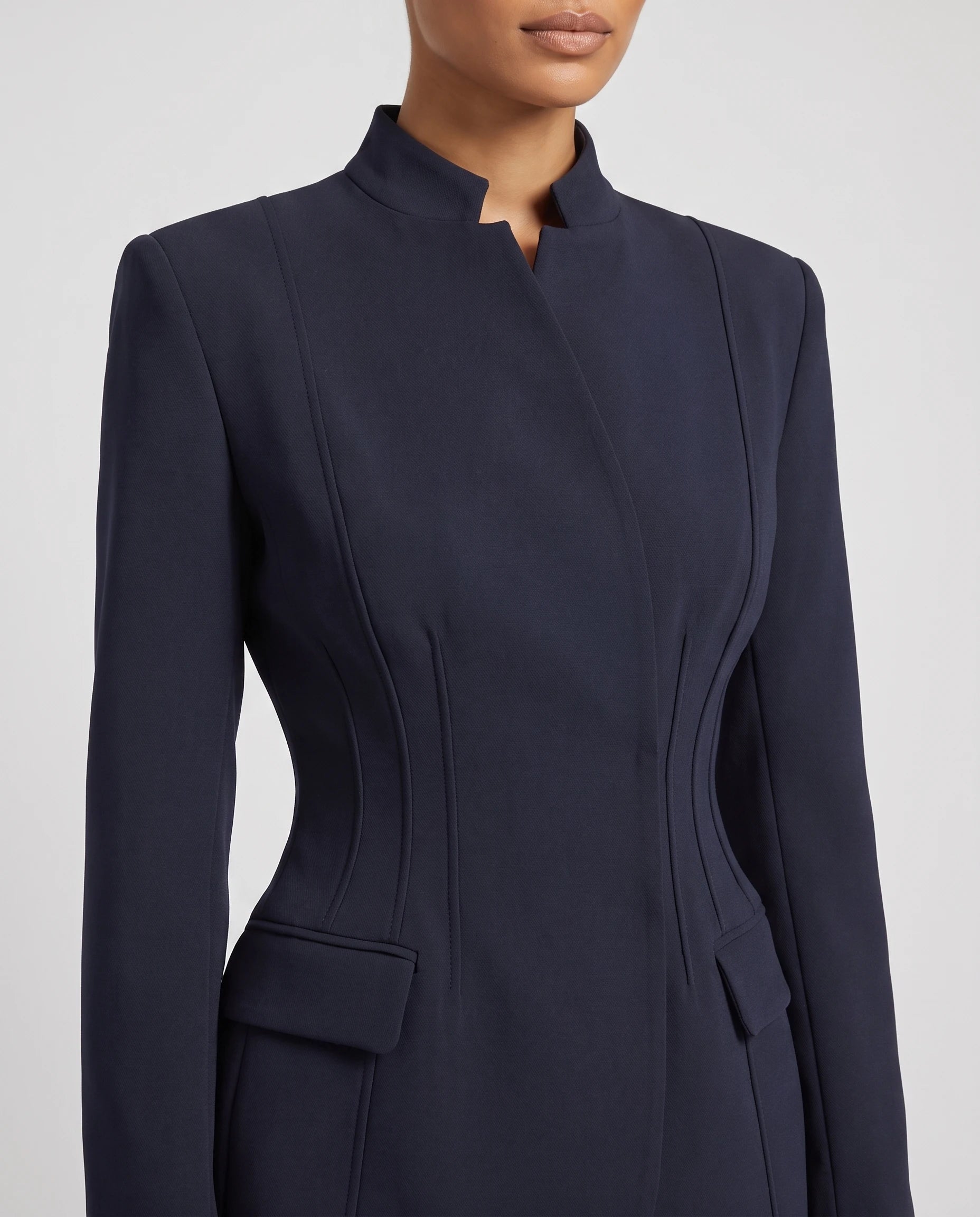 Ensemble tailleur cintre Gwendoline bleu marine, detail du col montant et de la taille cintree