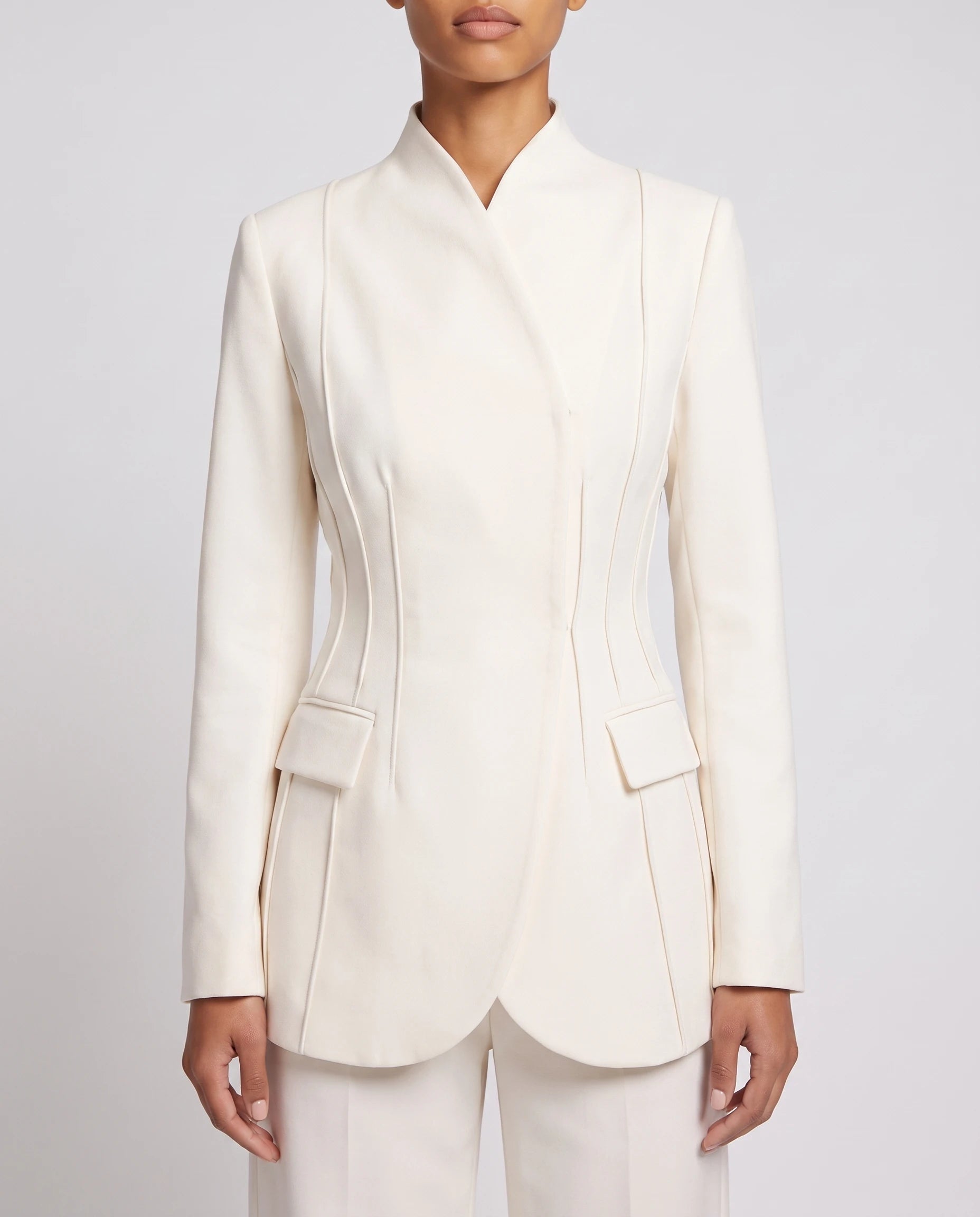 Ensemble tailleur cintre Gwendoline ivoire, detail du col montant et de la taille cintree