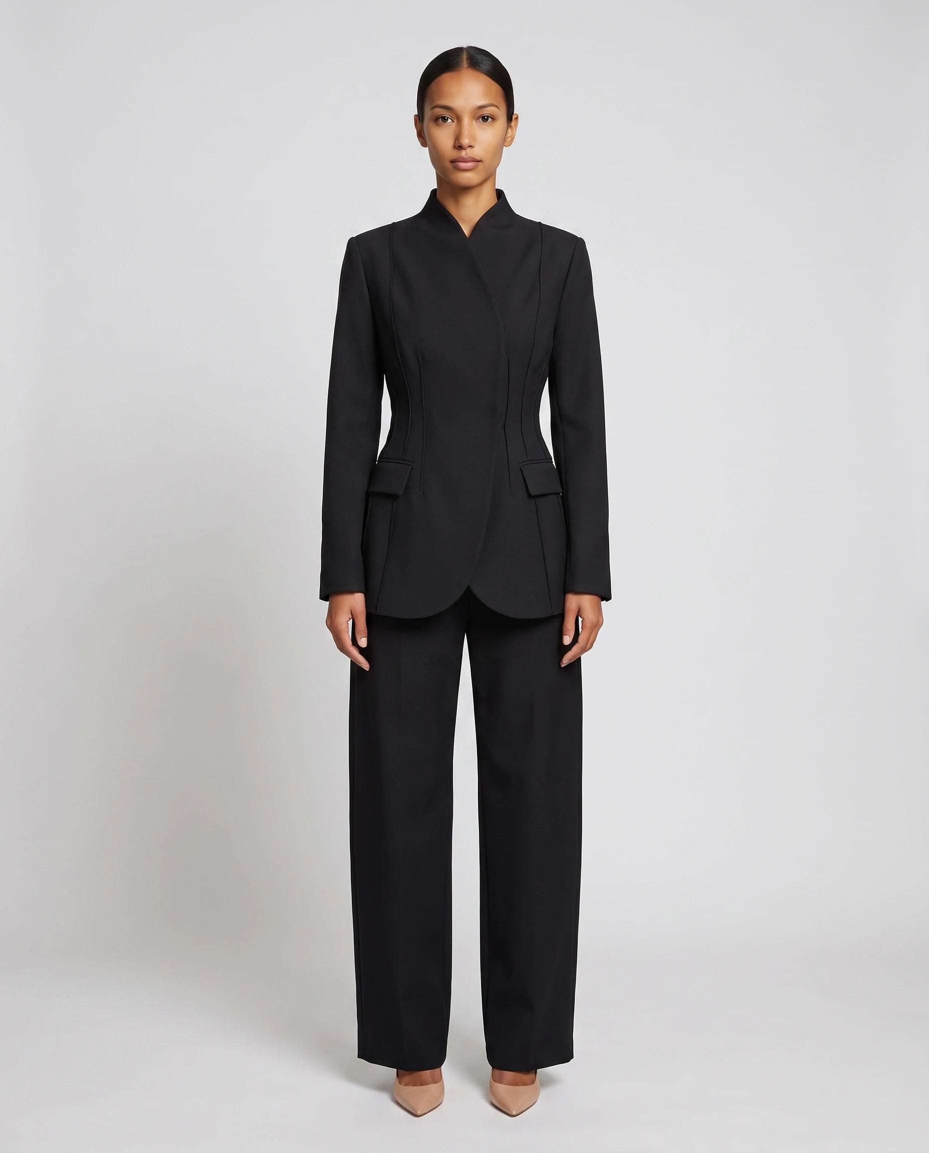 Ensemble tailleur cintre Gwendoline noir, vue de face en studio