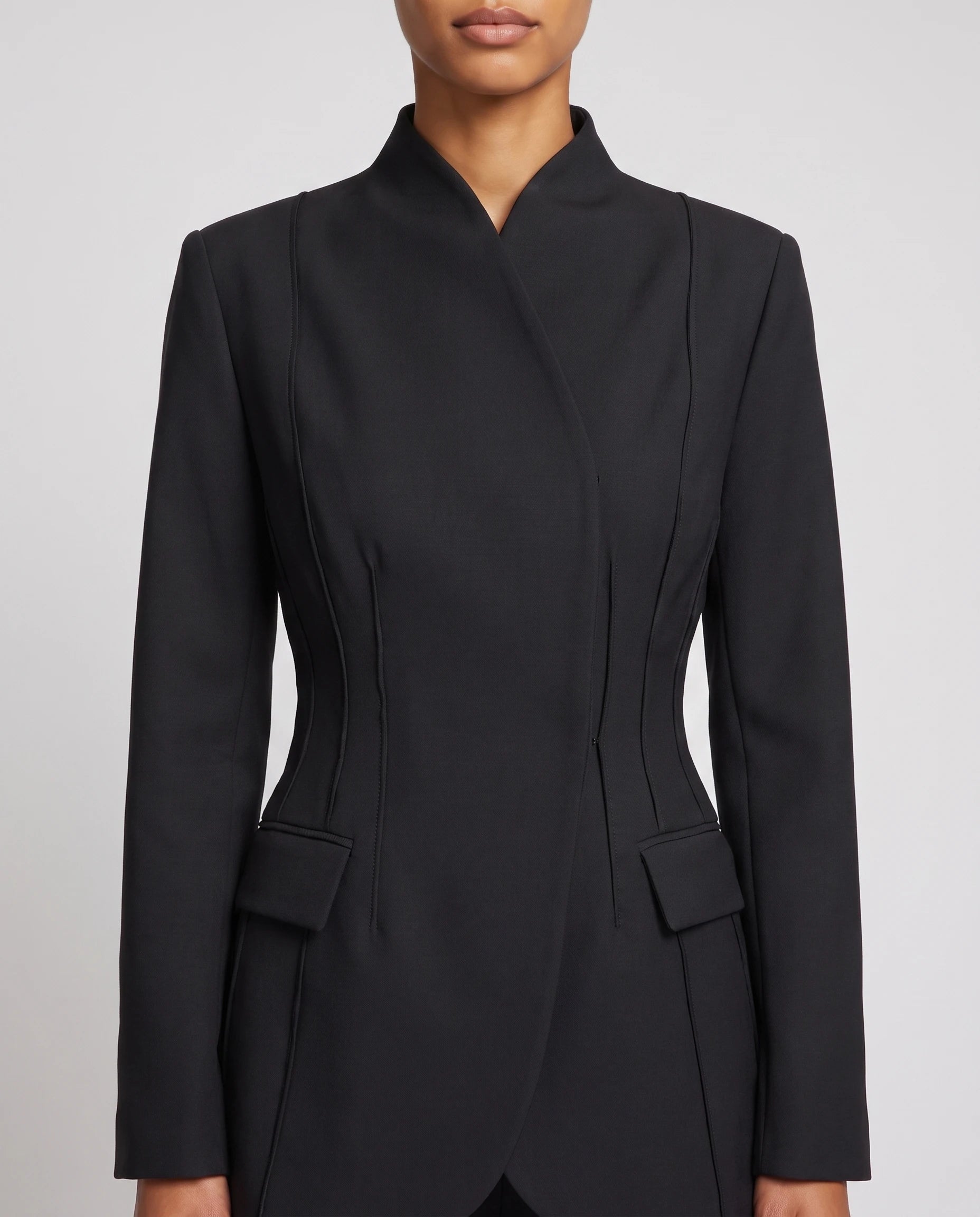 Ensemble tailleur cintre Gwendoline noir, detail du col montant et de la taille cintree