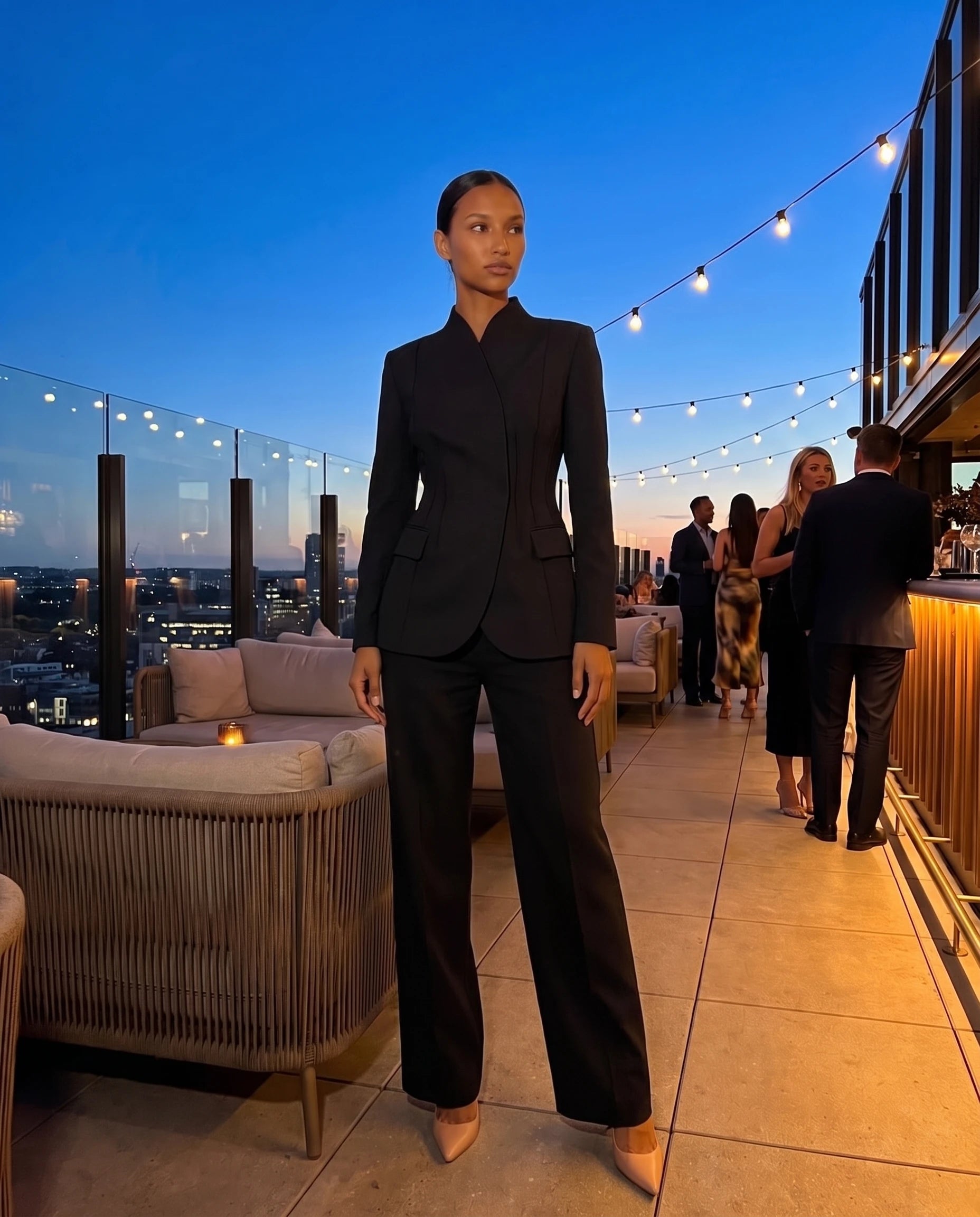 Ensemble tailleur cintre Gwendoline noir portee sur un rooftop au crepuscule