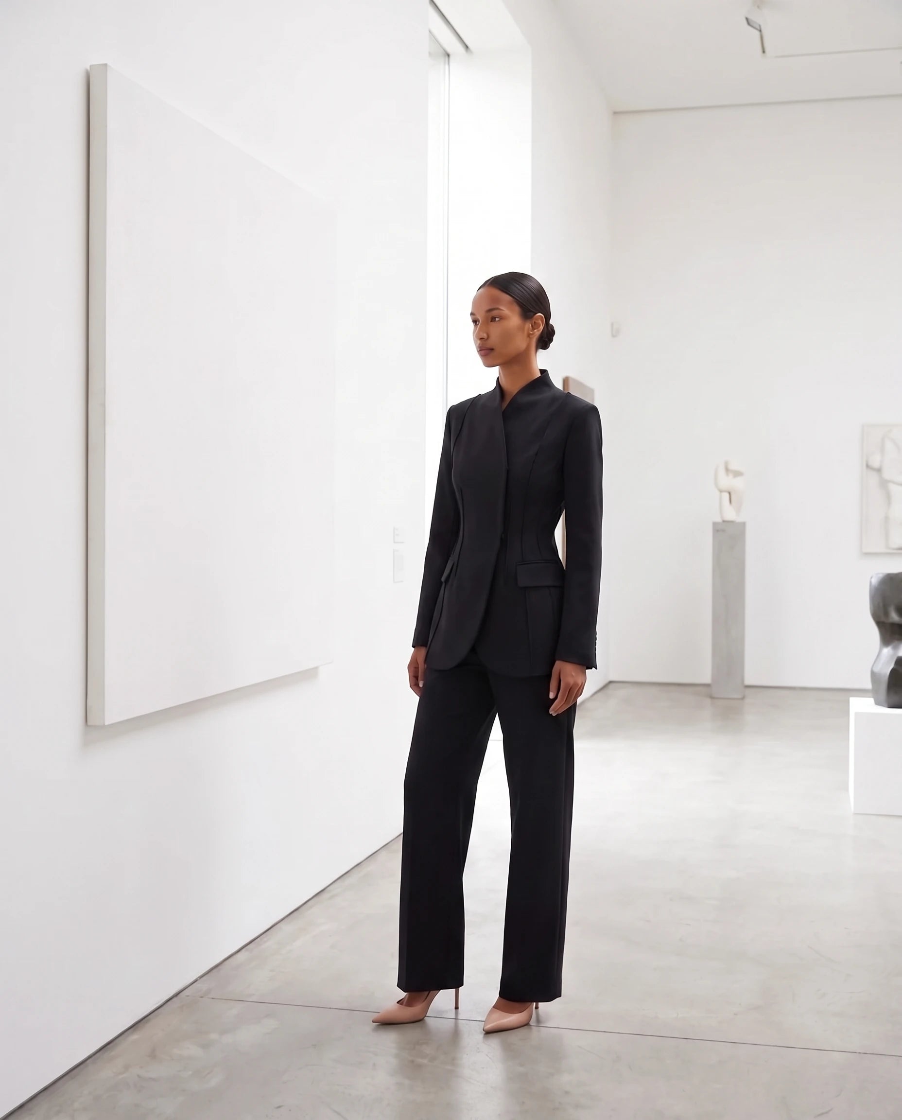 Ensemble tailleur cintre Gwendoline noir portee dans une galerie d art
