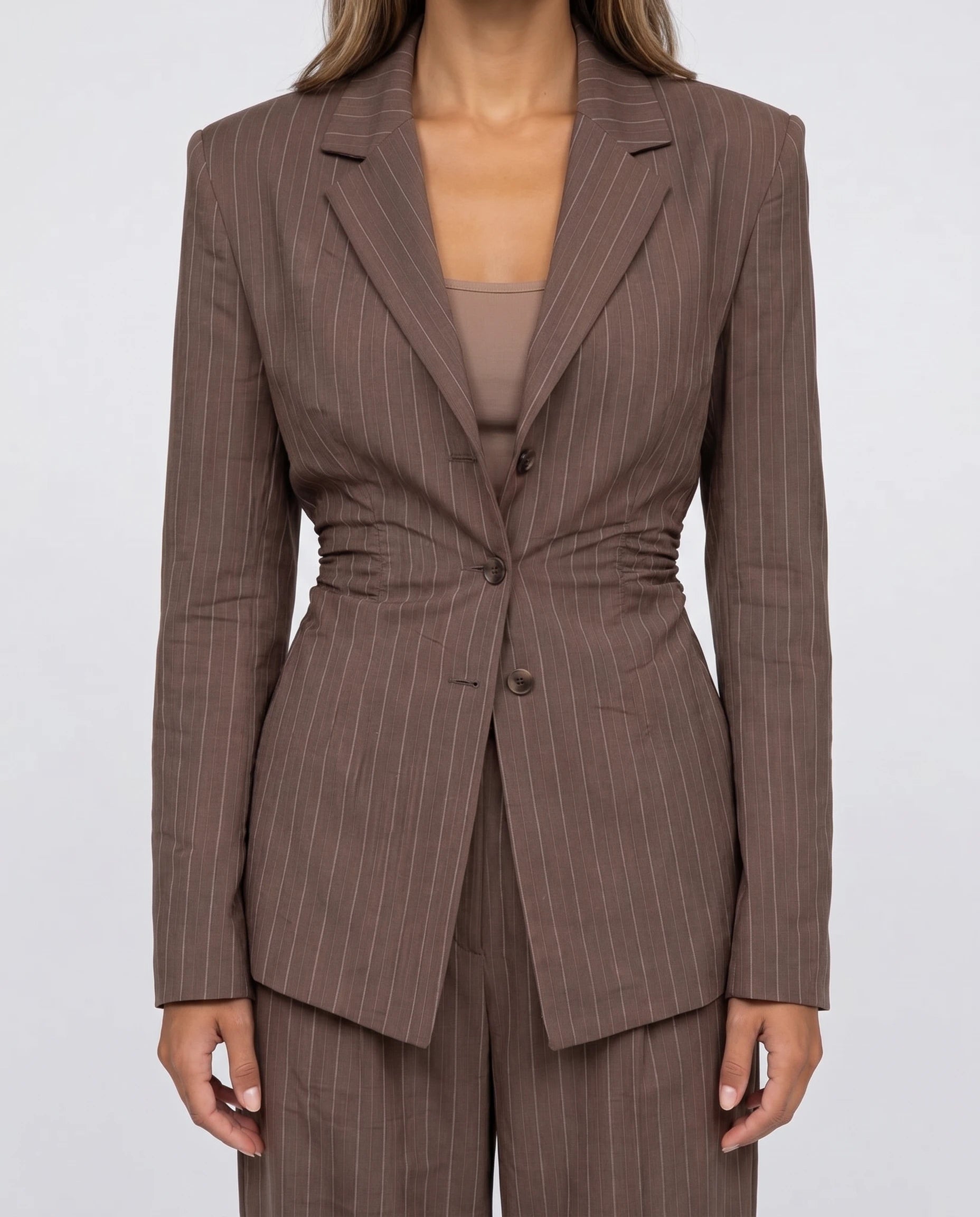 Ensemble tailleur raye et pantalon large Herminie marron, detail du col crante et de la taille cintree