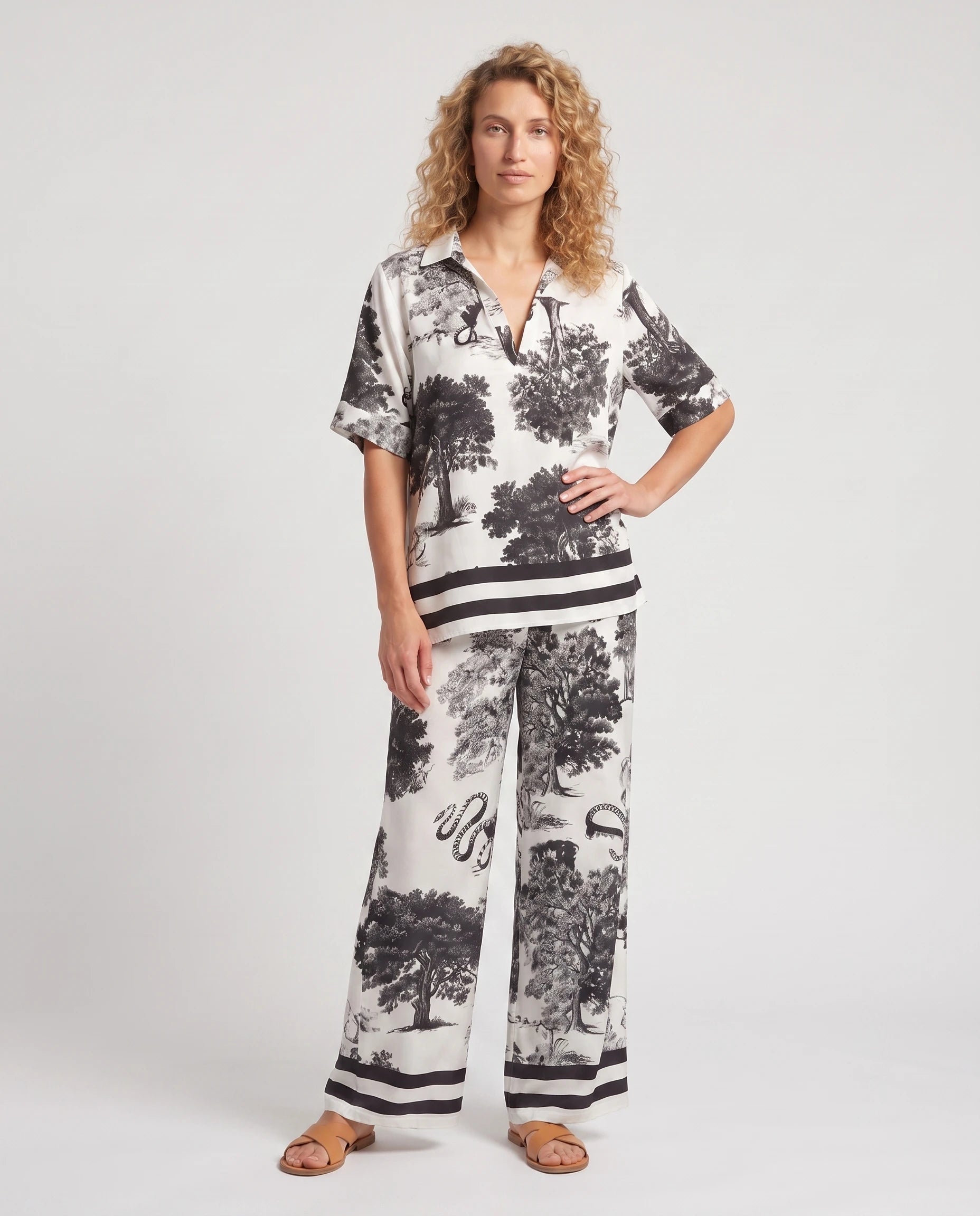 Ensemble top col V et pantalon imprimé Sylvaine — Blanc — vue studio pose