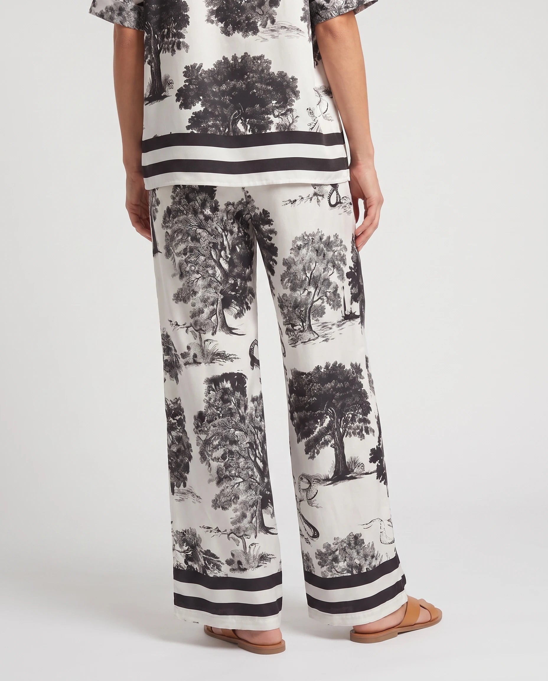 Ensemble top col V et pantalon imprimé Sylvaine — Blanc — détail imprimé