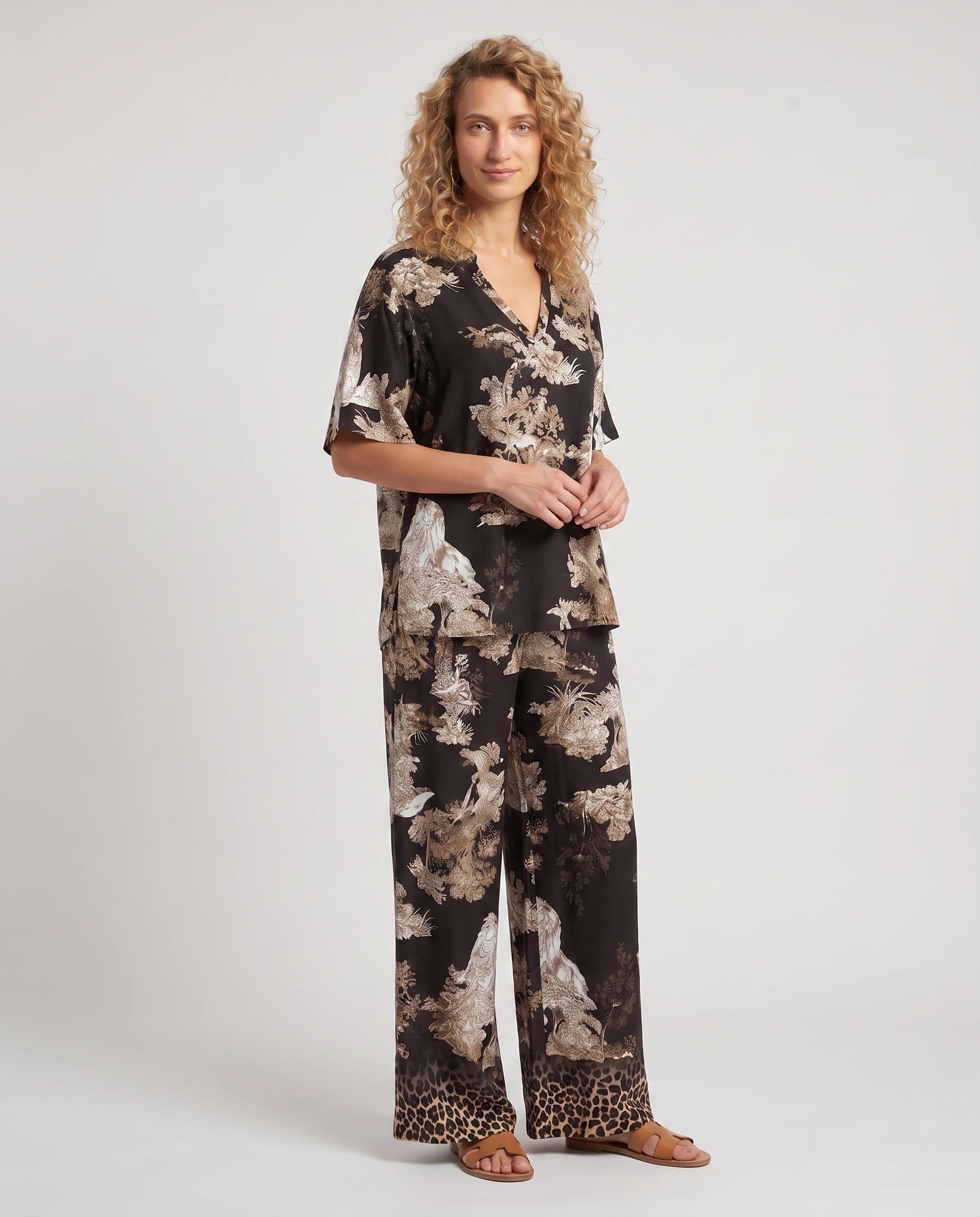 Ensemble top col V et pantalon imprimé Sylvaine — Noir — vue studio pose