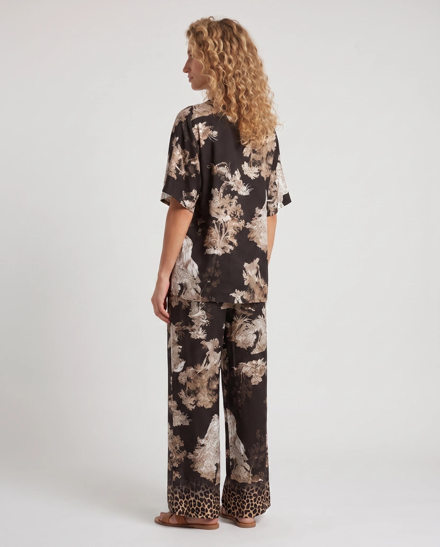 Ensemble top col V et pantalon imprimé Sylvaine — Noir — vue dos studio