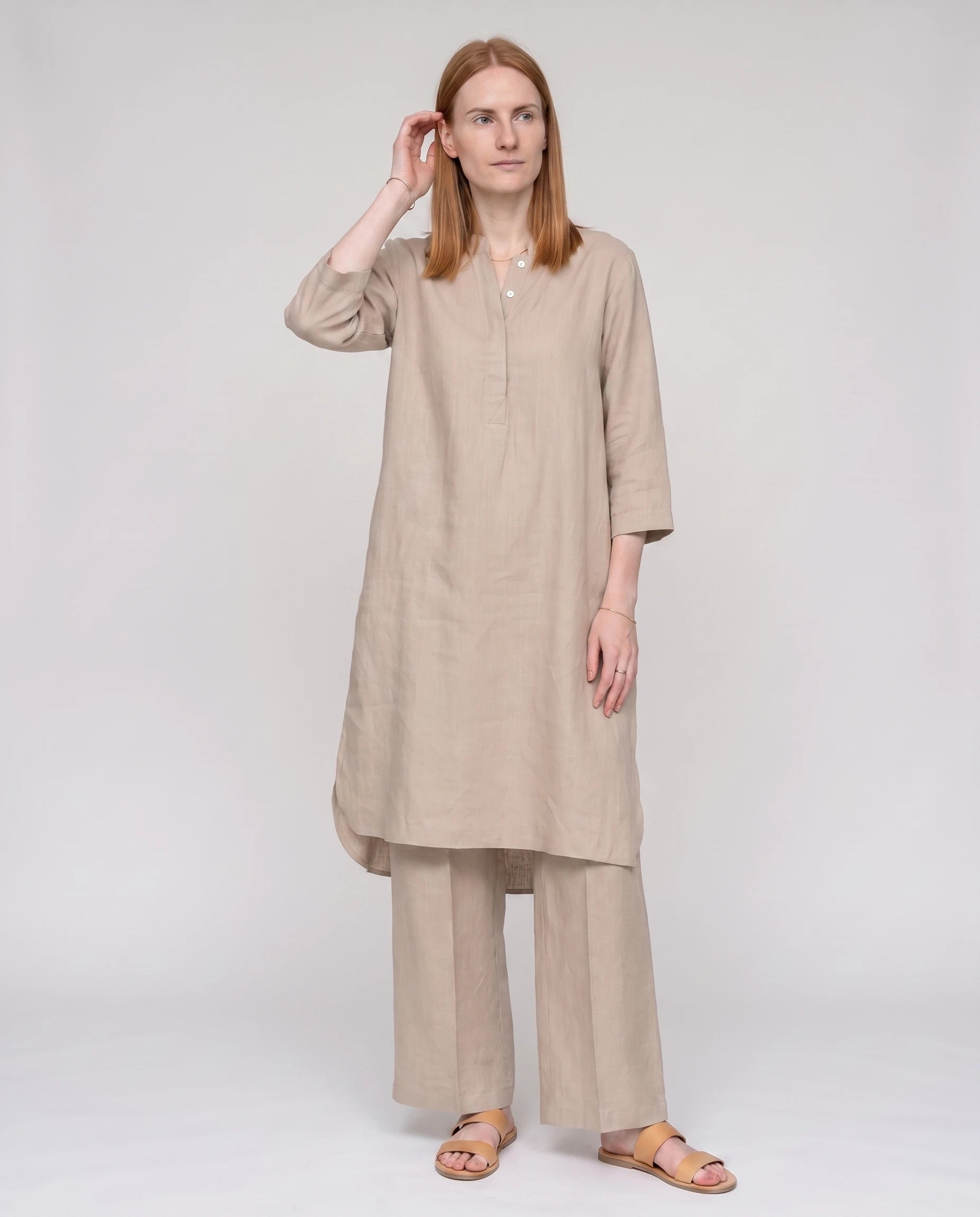 Ensemble tunique col mandarin et pantalon large Guillemette — Abricot — vue studio pose