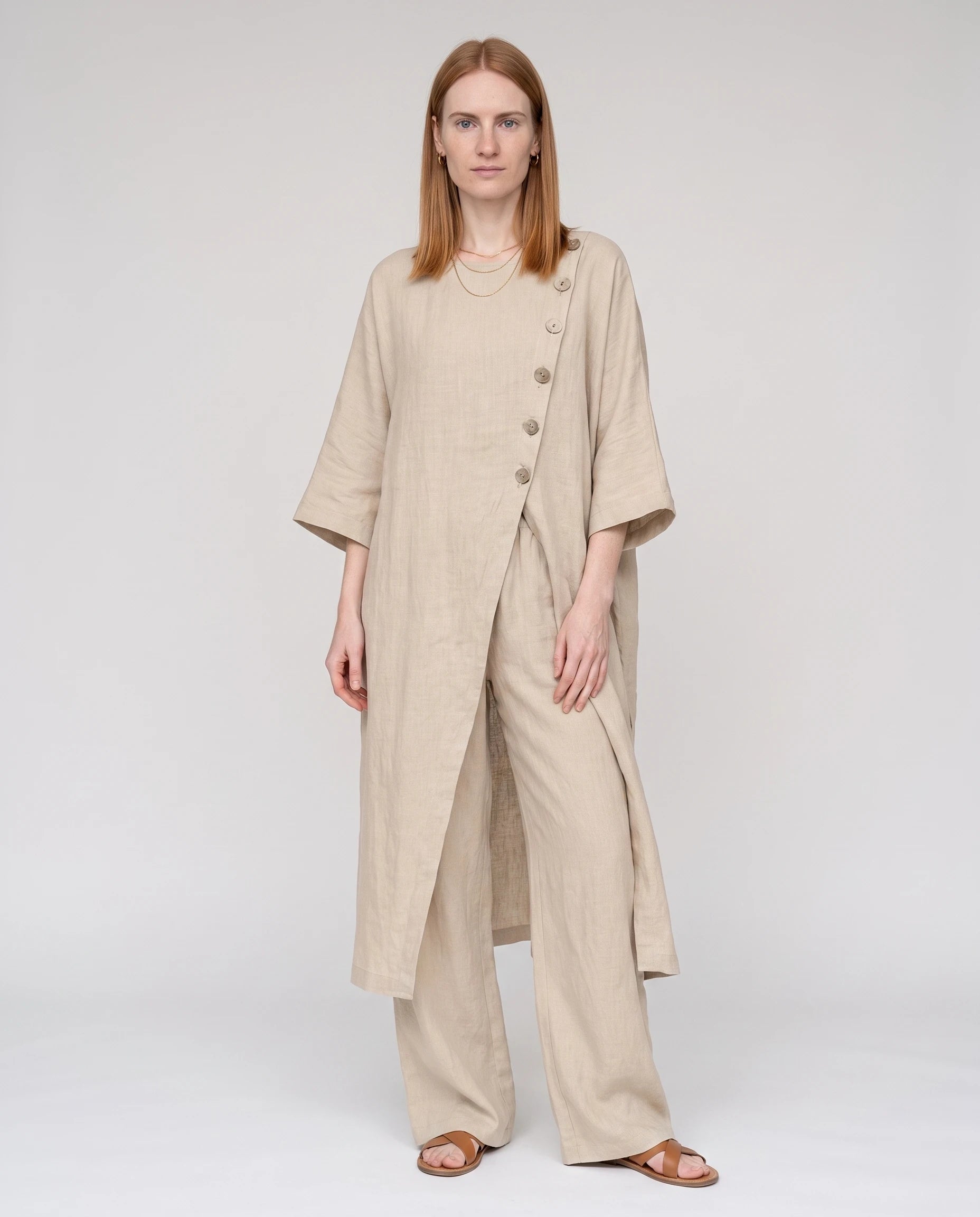 Ensemble tunique longue en lin et pantalon large Beige vue de face studio - Ombeline | Zolena