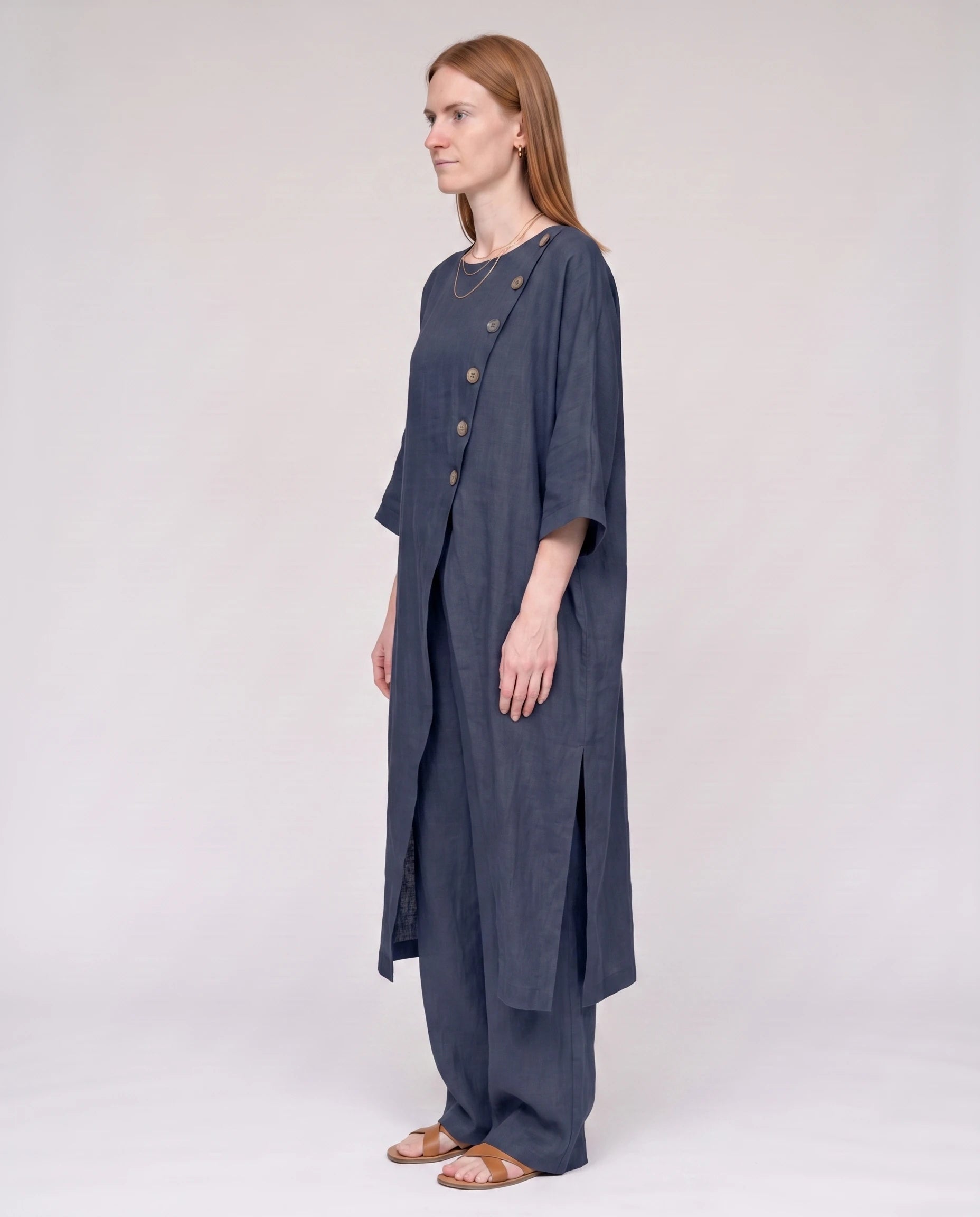 Ensemble tunique longue en lin et pantalon large Bleu Marine vue de profil studio - Ombeline | Zolena