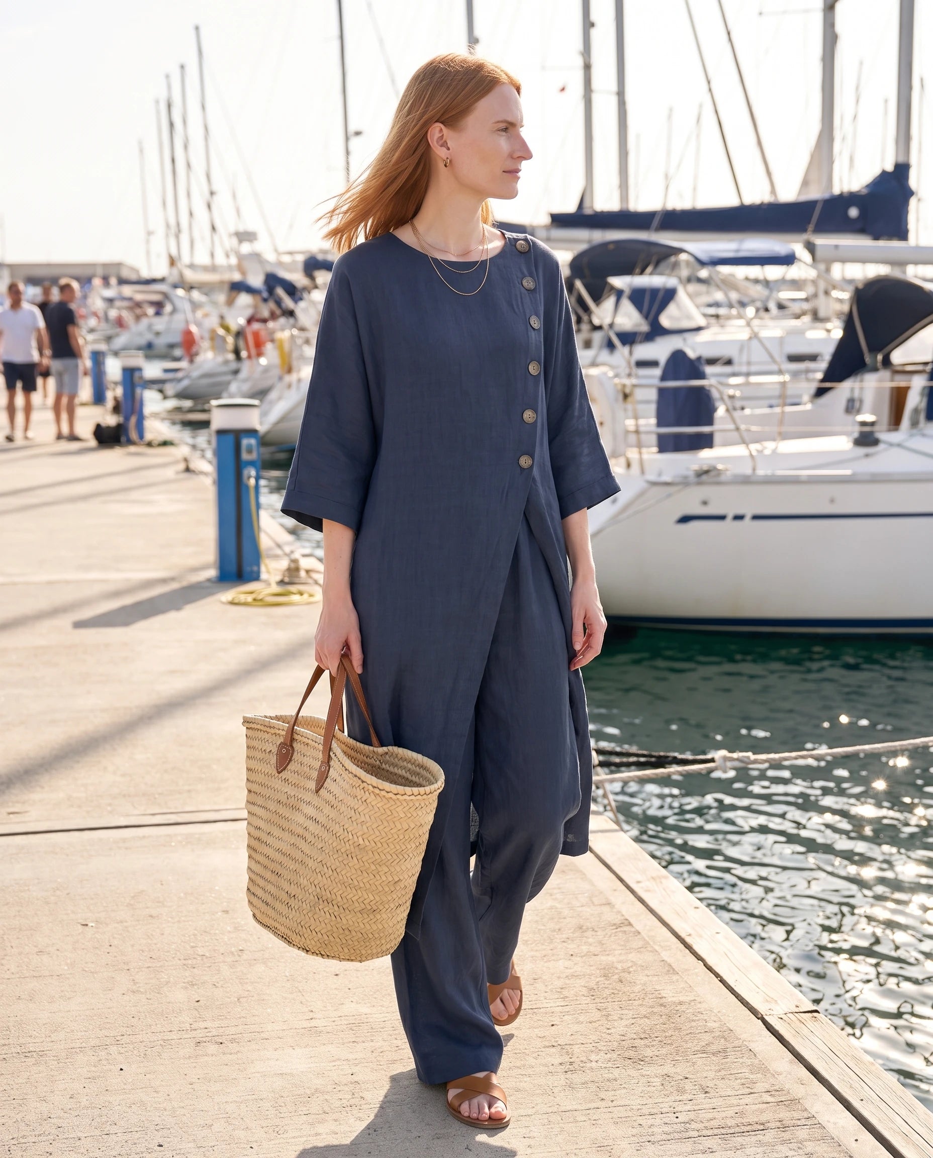 Ensemble tunique longue en lin et pantalon large Bleu Marine dans une marina aux voiliers - Ombeline | Zolena