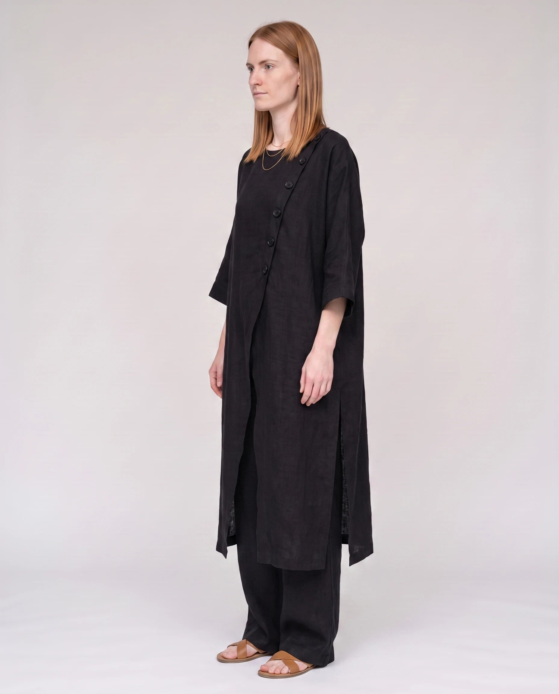 Ensemble tunique longue en lin et pantalon large Noir vue de profil studio - Ombeline | Zolena