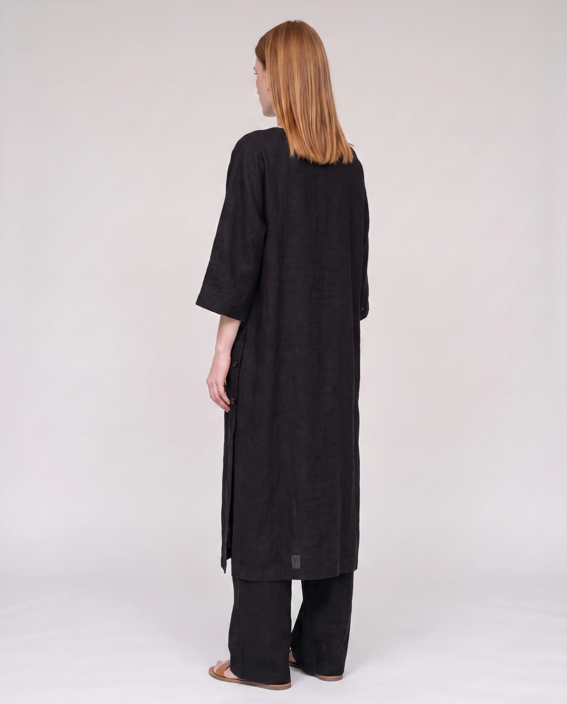 Ensemble tunique longue en lin et pantalon large Noir vue trois-quarts dos studio - Ombeline | Zolena