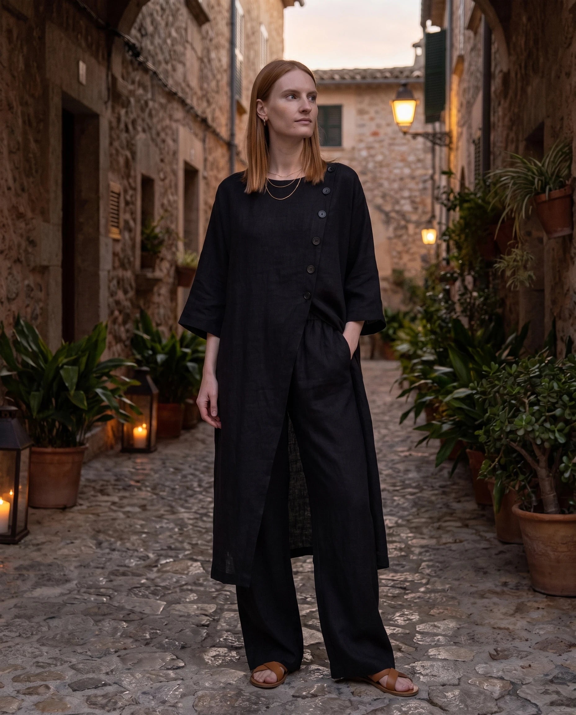 Ensemble tunique longue en lin et pantalon large Noir dans une cour de pierre au crépuscule - Ombeline | Zolena